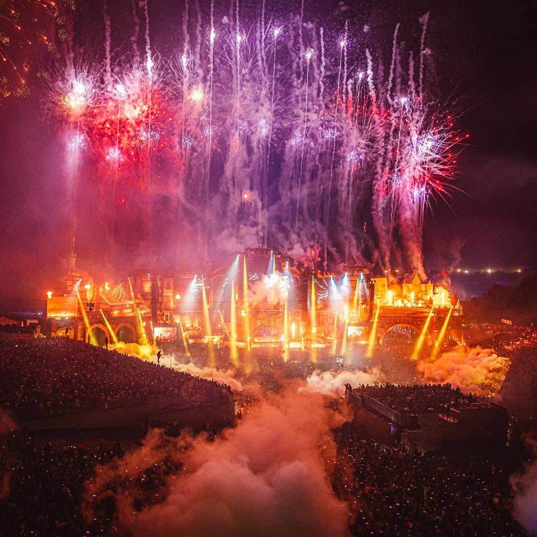 スティーヴ・アオキさんのインスタグラム写真 - (スティーヴ・アオキInstagram)「This was when we closed week one @tomorrowland as @3arelegend w/ my brothers @dimitrivegasandlikemike. We do it again main stage tonight once again. My solo set on the @smashthehouse stage will be live streamed 7pm CEST. Two sets today less gooooo!! #khaleesi」7月28日 13時21分 - steveaoki