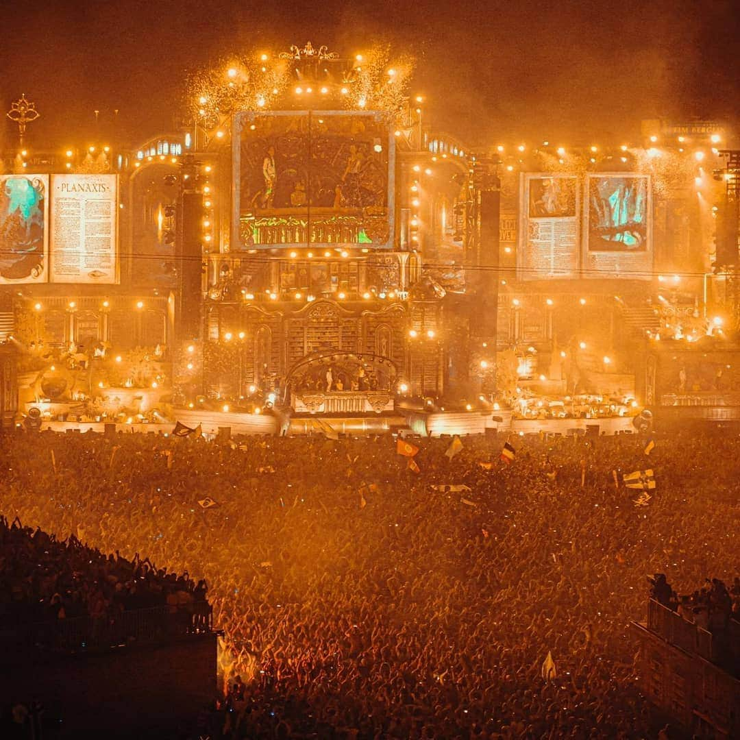 スティーヴ・アオキさんのインスタグラム写真 - (スティーヴ・アオキInstagram)「This was when we closed week one @tomorrowland as @3arelegend w/ my brothers @dimitrivegasandlikemike. We do it again main stage tonight once again. My solo set on the @smashthehouse stage will be live streamed 7pm CEST. Two sets today less gooooo!! #khaleesi」7月28日 13時21分 - steveaoki