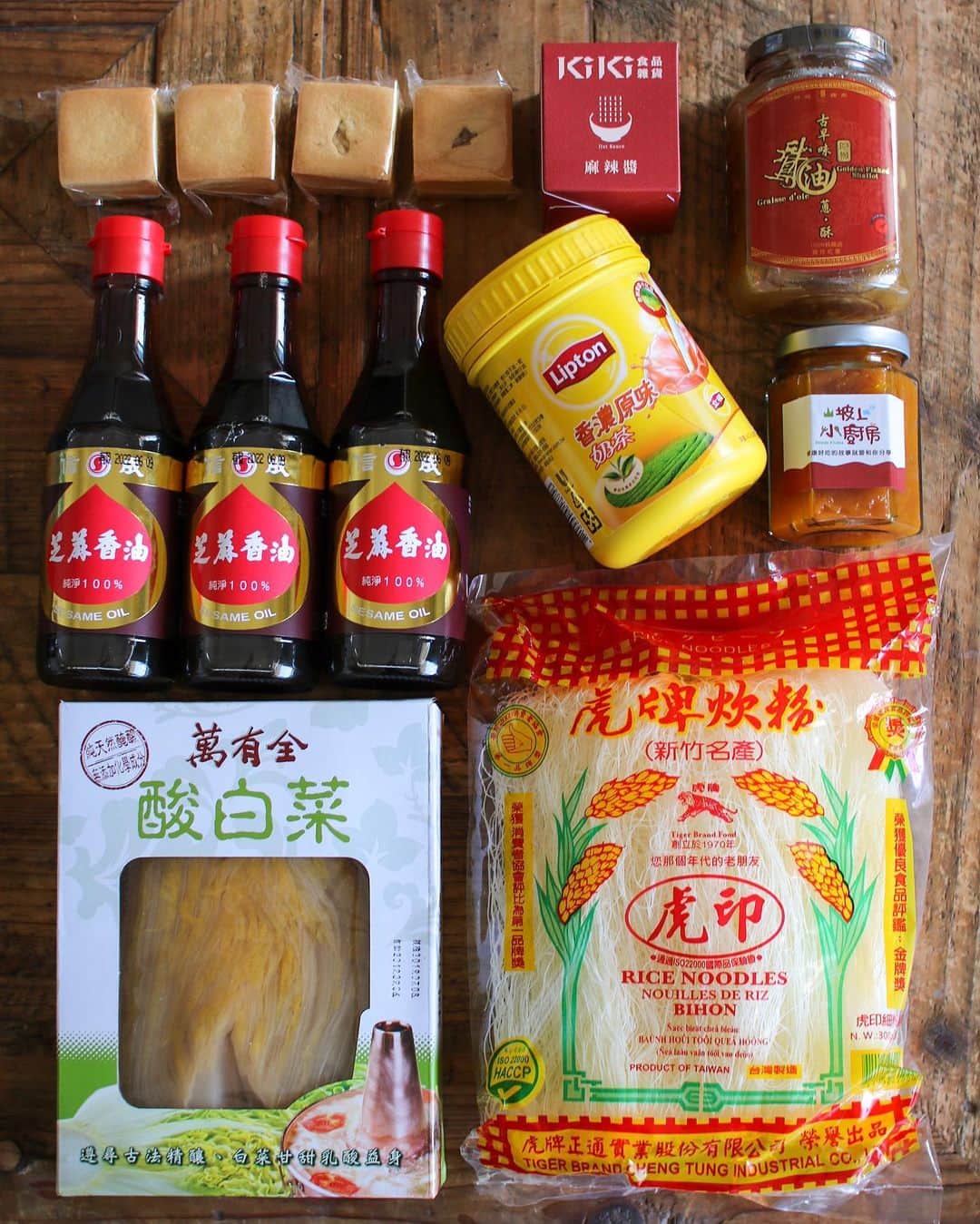 かおしさんのインスタグラム写真 - (かおしInstagram)「#かおし旅 先日の#かおし台北旅行 での買い物。 Instagramで旅のお土産を見るのが楽しいので、私も載せてみる😃 少しでも参考になればいいな♡ ・ pic❶(左上から時計回りに) ⚫︎手天品 の#パイナップルケーキ 、プレーンとクルミ入りの2種。かなり味わいが違い、どちらも美味しかった。一般的な台湾土産のパイナップルケーキというよりは、すごく美味しい焼き菓子という感じ✨ ⚫︎#kiki食品雜貨 の#麻辣醬 。マキシ(@_makkiy_ )が下調べして購入しているのを見て、つられて購入。いつも買ってるのに比べたら、ちょいと高級な麻辣醬(といっても500円ほど🤣)。 ⚫︎#阿城鵝肉 の#ガチョウ油 。ガチョウ油のストックは家にあるのに、ここのお店で食べたガチョウ肉が美味しすぎて感動し、レジ横にあったガチョウ油をルンルンで購入。 ⚫︎#山坡上小廚房 のマンゴージャム🥭これも手天品で購入。shocoちゃん(@shoco100 )が載せいたので、お店で試食させてもらったら、めちゃくちゃ美味しくて購入。こんな美味しいマンゴージャム、なかなか無いと思う✨ ⚫︎#虎牌炊粉 。新北市の名産であるビーフンを買いたいなと思っていたのだけれど、あまり調べてなくて何となく手に取ったのがこれ。後から調べたところ、米100%で作られると「米粉」で、コーンスターチが多めに加わると「炊粉」になるらしい。日本で食べ慣れているビーフンは、後者のようであります👩‍🏫かなり大量なのに、150円くらいで購入。安いけどかさばる😂 ⚫︎#萬有全 の#酸白菜 。スーパーで購入。萬有全は、私は食べに行ったことはないけれど、火鍋のお店らしい。台北で食べて超気に入った#酸菜白肉鍋 を家でも再現したくて、今回は絶対に酸白菜を買おうと思っていたのだ👏しかしなかなか高級でビックリした(と言っても900円くらい😂)。楽しみ！ ⚫︎前回、端午節で閉まっていた#信成油廠股份有限公司 で、やっと胡麻油を買えた👏胡麻の風味や香りが濃いのが良くて#信成芝蔴香油 を3本購入。お店のおかあさんが日本語ペラペラで商売上手で、お喋りも楽しかった😃 ⚫︎#台湾リプトン のインスタントミルクティー。これはタピオカに合わせてみようかなと。袋入りもあったけど、このボトルが可愛くてこっちに。ジャスミンミルクティーも気になったから、また次の機会に😊 ・ pic❷ ⚫︎#ほんだし干貝風味 。台湾土産として有名な帆立風味の#ほんだし 。買い忘れて2年くらい経過し、やっと購入😂まだ使ってないけど、スープやおでんに使うと、味がビシッと決まるらしい✨炒飯や炒め物にもいいみたい。楽しみ🤤 ⚫︎#自然の顔 のネギクラッカー🍘サクサクで塩気も良くて美味しいと聞いたので、ネギだけのものとネギ＋海苔のものを購入。 ⚫︎#登豐食品 の#登豐紫菜 。#紫菜 は海苔のこと。#蔡家嘉義火雞肉飯 で食べた紫菜と卵のスープがすごく美味しくて、乾燥の紫菜をスーパーで見つけたので購入。日本の海苔よりも肉厚で、海苔とわかめの間くらいの食感かな🤔 ・ このまま続けると、キャプションの文字数制限をオーバーしそうなので、part2に続きます🤣 ・ #台湾土産 #台湾 #旅土産 #taiwan #ilovetaiwan」7月28日 13時22分 - cao_life