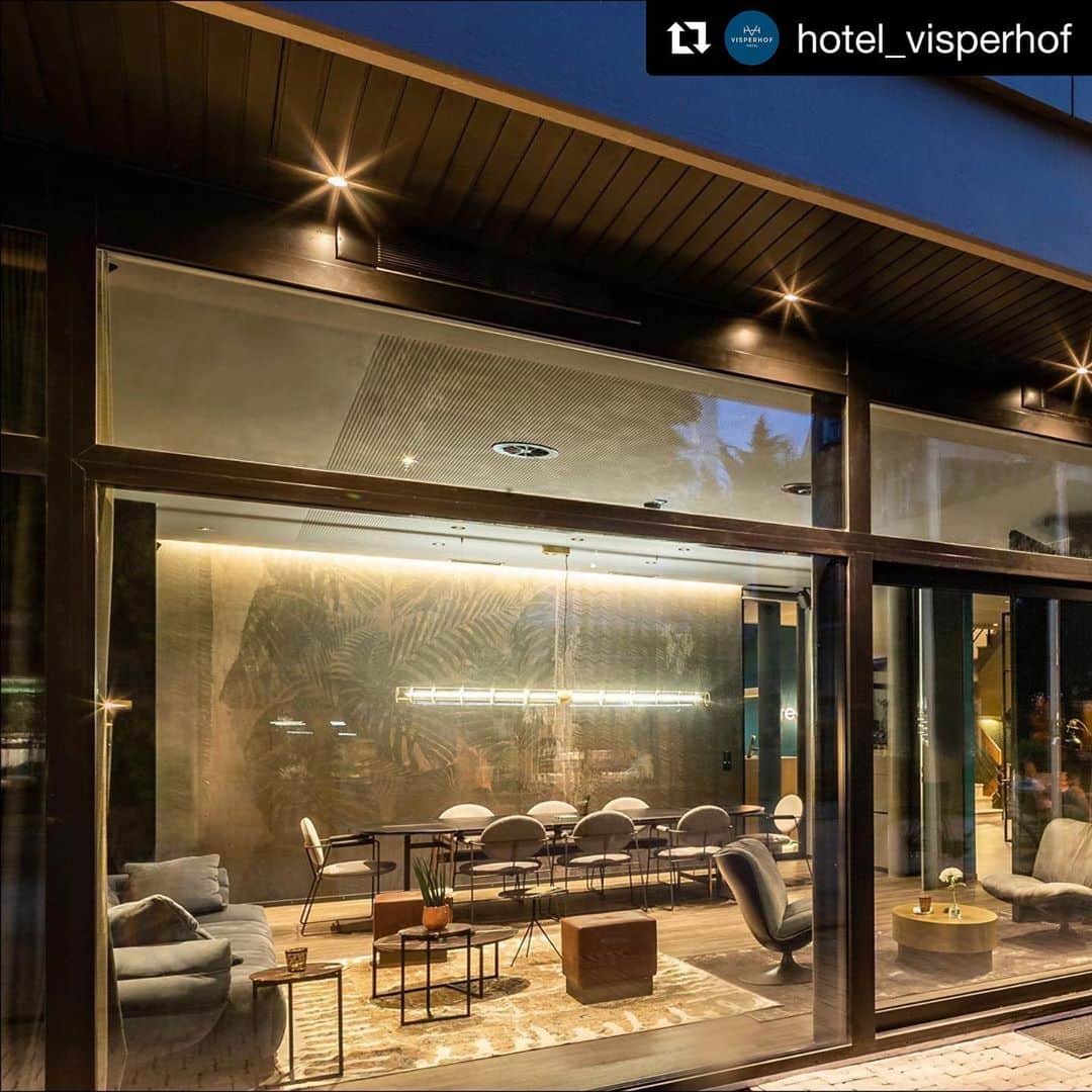 のインスタグラム：「【 PIC OF THIS WEEK 】  Special thanks to @hotel_visperhof ・・・ Visperhof by Night 💙 ⠀ ⠀ ⠀ ⠀ #visperhof #visp #swisshotel  #Switzerland_Hotels #Valais #visperhofhotel  #businesshotel #businessboutiquehotel #designforniture Credits: A. Soltermann @soltermann.fotografie #baxtermadeinitaly #baxter #baxtercinema #baxterjapan #baxtertokyo #tradition #traditional #madeinitaly #leather #instamood #instagood #instadaily #archilovers #design #interior #interiordesign #picoftheday #newcollection  #バクスター #バクスタージャパン #バクスタートーキョー」