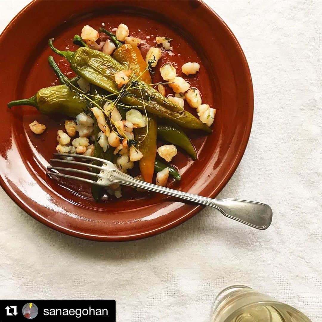 のインスタグラム：「ワインが進むこと間違いなしの一品ですね🍾🥂🌶✨蒸し暑さに食欲も落ちがちですが関東の梅雨明けも目前‼️美味しい料理とワインで乗り切りましょう😋🌈 . . . カーヴでフォローさせて頂いた方、または#ワインのお供 を付けて投稿すると、カーヴでシェアさせていただきます！ . . . #ワインのお供 #カーヴザセレクト  #ワイン #ワイングラス #カーヴ #ワイン好き #cave #cavewines . . .. . . #Repost @sanaegohan with @get_repost ・・・ . 万願寺とうがらしのクタクタ煮。 . ひたひたより少なめの湯に野菜入れ、どぼっとオイル注いでクタクタに茹でるのが好きなんだけど、それを万願寺とうがらしで。 . タイムもあったので一緒に茹で、茹ったら水分捨てて改めてオイル入れ、海老を刻んだのと炒めて塩で調味。 . タイムの香りをまとった万願寺とうがらしと海老がもう…ね。」