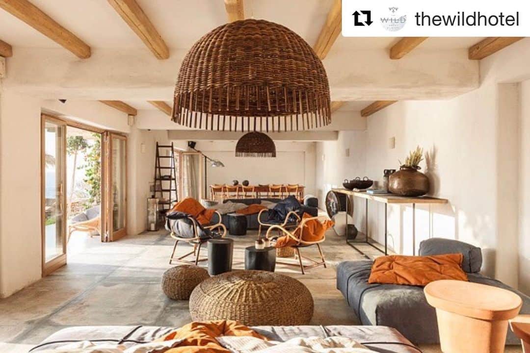 のインスタグラム：「【 PIC OF THIS WEEK 】  Special thanks to @thewildhotel ・・・ And all at once, summer collapsed into fall 🍂 #experiencethewildhotelbyinterni #hotellife #lobby #internistyle #interni #design #mykonos #bookwithus #followusformore #baxtermadeinitaly #baxter #baxtercinema #baxterjapan #baxtertokyo #tradition #traditional #madeinitaly #leather #instamood #instagood #instadaily #archilovers #design #interior #interiordesign #interiorstyling #picoftheday #newcollection  #バクスター #バクスタージャパン #バクスタートーキョー」