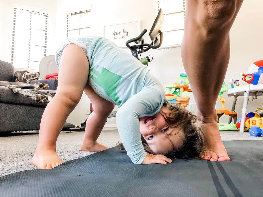 クリスティン・ヒルデブランドさんのインスタグラム写真 - (クリスティン・ヒルデブランドInstagram)「Yoga with nugget; a series🥰. —>」7月28日 13時31分 - _kristinhildebrand