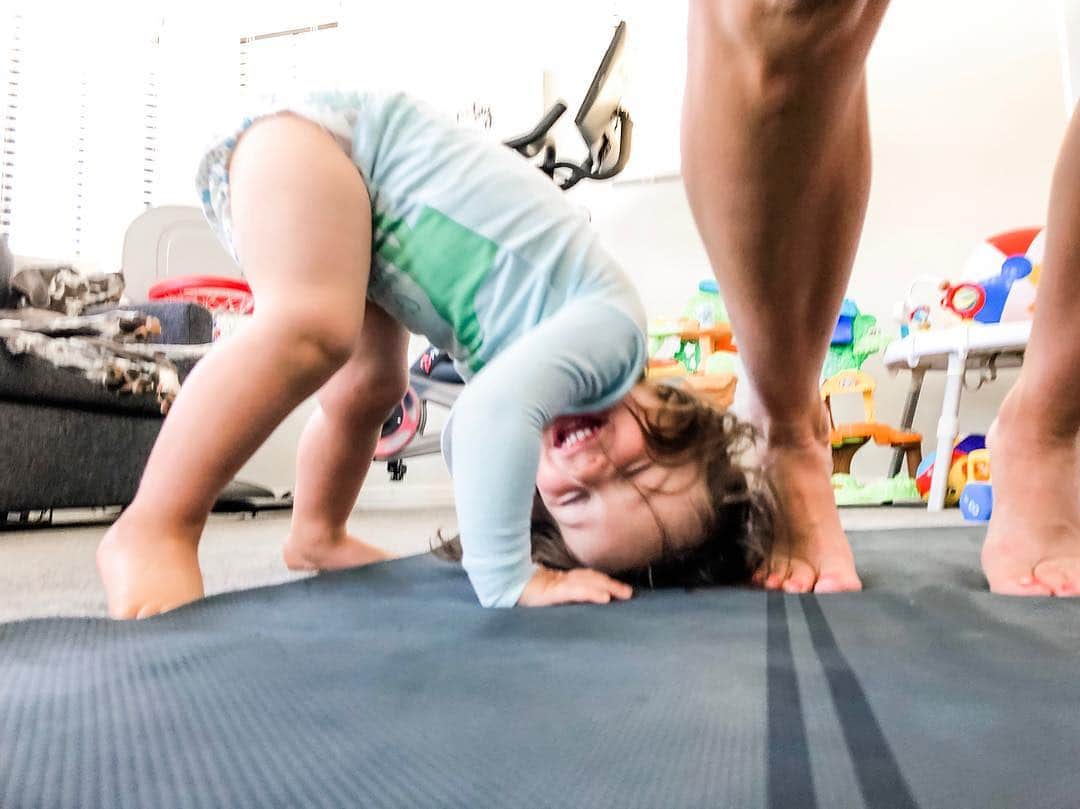 クリスティン・ヒルデブランドのインスタグラム：「Yoga with nugget; a series🥰. —>」