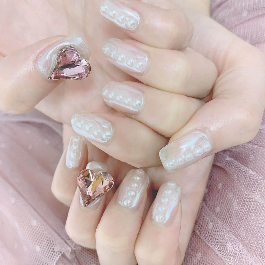 林田沙綾さんのインスタグラム写真 - (林田沙綾Instagram)「💓 new nail...💅 今回はパール加工にパール🐚 親指と薬指には大きいハートパーツがポイントだよ💕 今回も @rummie51 にお願いしました♡ おそろいしよっ🥰 ： #nail#ネイル#ruminail #パールネイル#パール加工」7月28日 13時33分 - saaya.xoxo