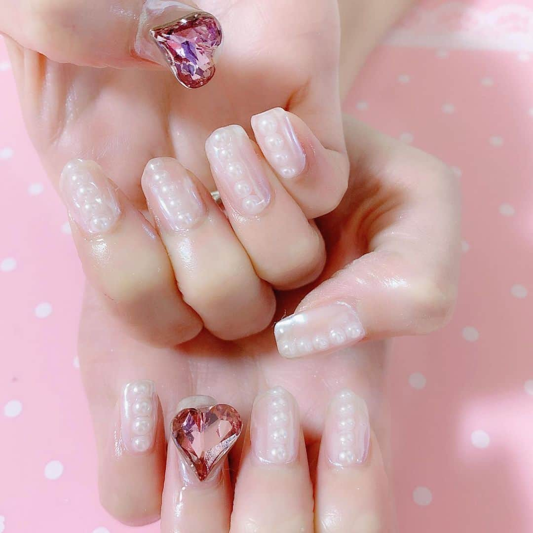 林田沙綾さんのインスタグラム写真 - (林田沙綾Instagram)「💓 new nail...💅 今回はパール加工にパール🐚 親指と薬指には大きいハートパーツがポイントだよ💕 今回も @rummie51 にお願いしました♡ おそろいしよっ🥰 ： #nail#ネイル#ruminail #パールネイル#パール加工」7月28日 13時33分 - saaya.xoxo