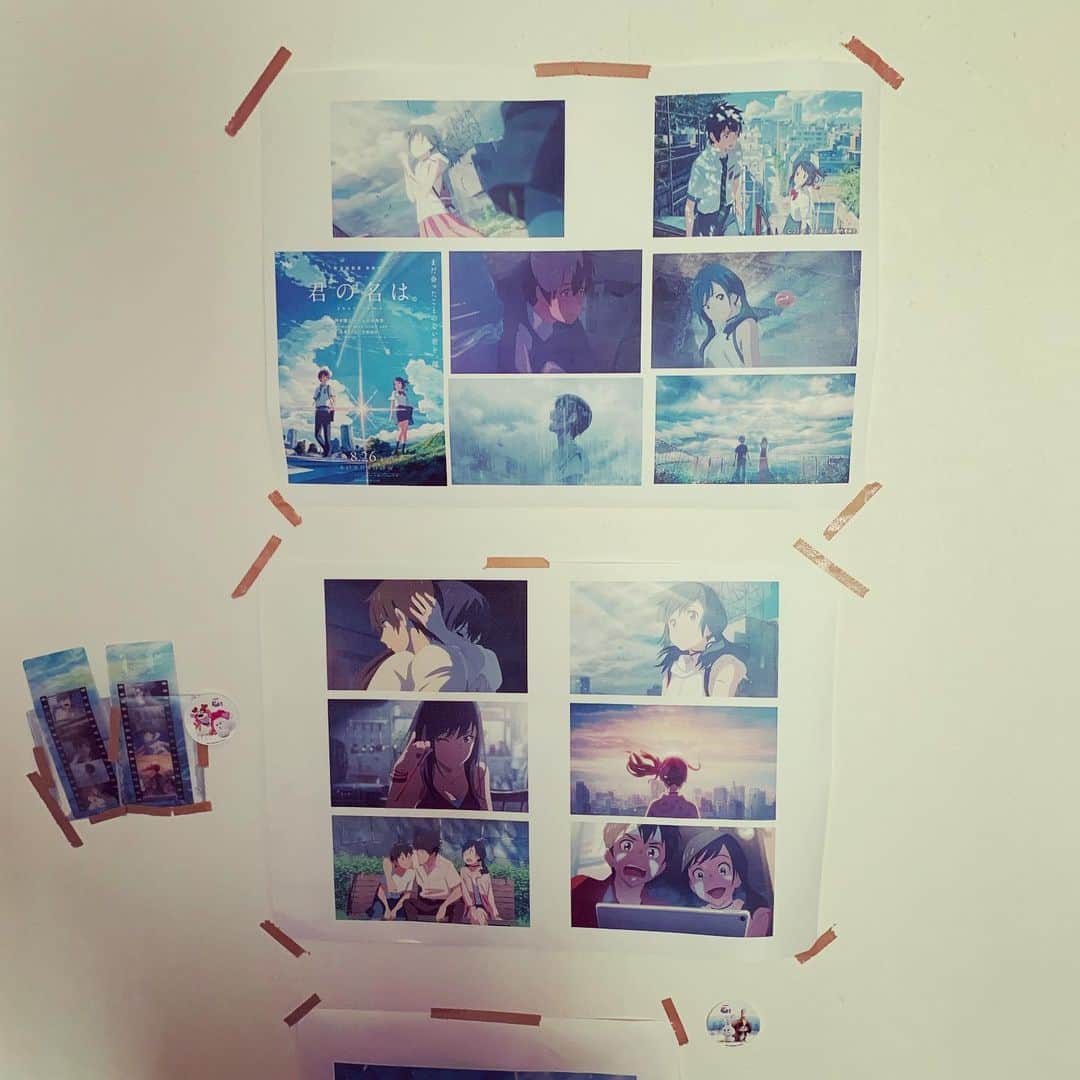のインスタグラム：「#天気の子 の世界観に 浸りたいのに 自分の部屋がない！！ →  見渡してごらん 面積足りないの ごめんww →私の返事を受け、 ドアのウラ側を 自分の部屋化した 息子。  娘も真似して となりの ドアウラを get. ちなみに彼女は 数ヶ月前から  #カーステバルかにゃセイフティバル  というedgeの効いた名前の マッサージspaを開いている。w  朝から二人が 可愛すぎてヤバイ♡w  あと数年待ってw 仕事もっと 頑張りまーすww  #小学生 と #自分の部屋 #育児 楽しい時期🌻」