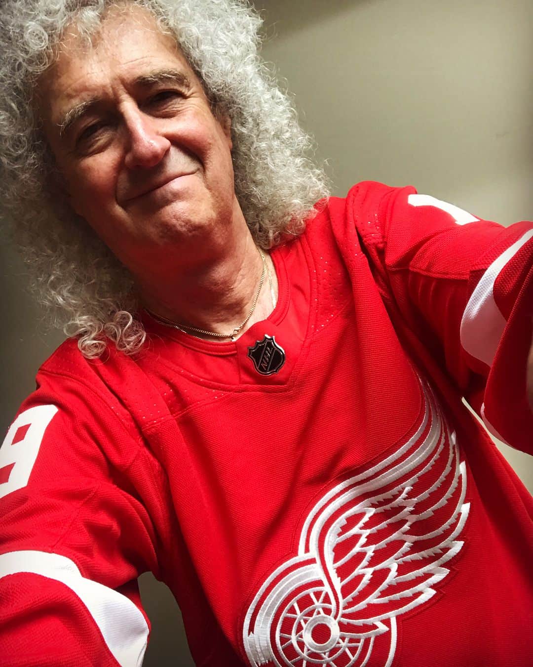 ブライアン・メイさんのインスタグラム写真 - (ブライアン・メイInstagram)「Thank you, dear Detroit Rockers !!! Unbelievable !!! We loved every minute of tonight. 💥💥💥💥 What an incredible contact we felt with you all out there. This is the point in the tour where we are getting to know the terrain and are able to go the extra mile in interpretations.  Tonight there was nothing more I could have asked for.  I was able to give to the max - inspired by the vibe of the moment - moments like that are precious.  Bless ya - every one !!! Bri」7月28日 13時50分 - brianmayforreal