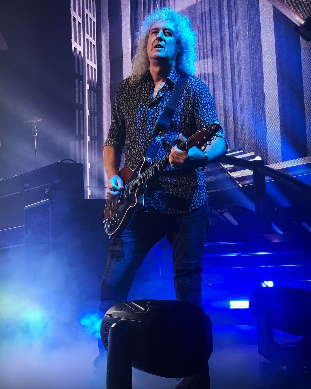 ブライアン・メイさんのインスタグラム写真 - (ブライアン・メイInstagram)「Thank you, dear Detroit Rockers !!! Unbelievable !!! We loved every minute of tonight. 💥💥💥💥 What an incredible contact we felt with you all out there. This is the point in the tour where we are getting to know the terrain and are able to go the extra mile in interpretations.  Tonight there was nothing more I could have asked for.  I was able to give to the max - inspired by the vibe of the moment - moments like that are precious.  Bless ya - every one !!! Bri」7月28日 13時50分 - brianmayforreal