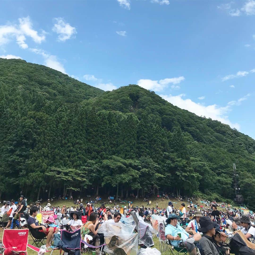 山田稔明さんのインスタグラム写真 - (山田稔明Instagram)「フジロック最終日。雨が降らないってこんなに幸せ。日が翳れば快適。ステラ・ドネリー、かわいらしくて最高だった。 #fujirock」7月28日 14時03分 - toshiakiyamada