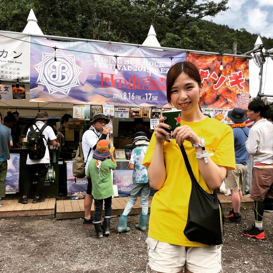 RISING SUN ROCK FESTIVALさんのインスタグラム写真 - (RISING SUN ROCK FESTIVALInstagram)「#Homecomings ドラムの石田さんご来店ーー。  #RSR19  #fujirock  #日の出食堂」7月28日 14時04分 - rsrfes