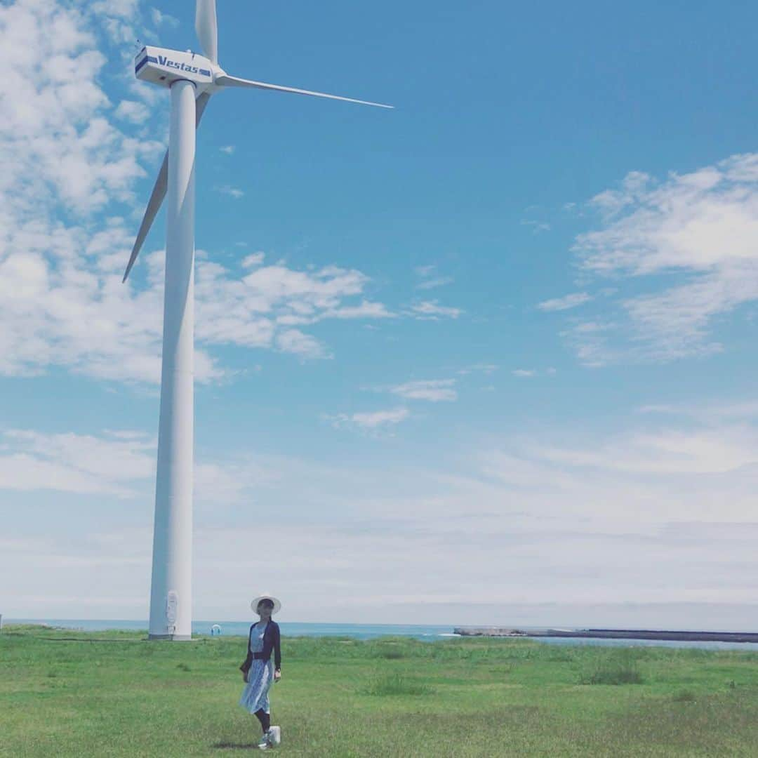 天玲美音さんのインスタグラム写真 - (天玲美音Instagram)「静岡県の最南端✨御前崎市！ から中継しました☺︎ . MION Heart LOVE＆SMILE #天玲美音 . #drive #car #bike #shizuoka #omaezaki #sea #ocean #マリンパーク #御前崎 #海水浴場 #静岡県 #御前崎市 #御前崎港 #海 #青空 #空好き #sky #blue #雲 #風車 #やしの木 #model #miontenrei #hat #love #絶景 #映え 💙 . 詳しくは、Twitter or Blogへ✨ 是非聴いてねん♪ #うごラジ #kmix . 良い休日を〜」7月28日 14時05分 - miontenrei