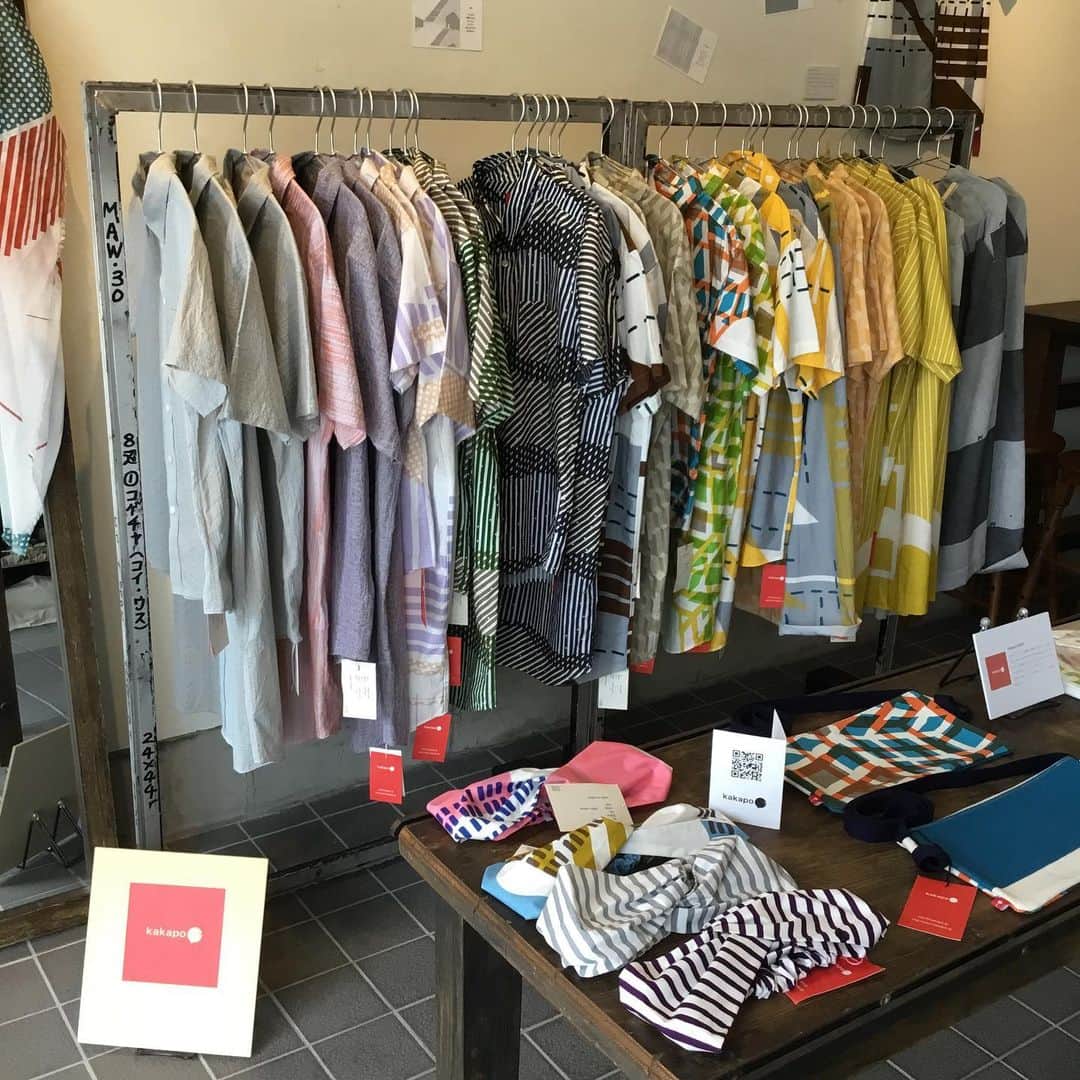 のインスタグラム：「【kakapo展 at 手紙舎鎌倉店  本日カネイチさん在廊中です！】 手紙舎鎌倉店ではカネイチヨウコさんによるテキスタイルブランド『kakapo』の展示販売会を開催しています。 黄・ブルー、赤、シルバーなど、大胆な色合いを巧みに組み合わせ、幾何学模様のモダンで印象的なテキスタイルを生み出すkakapo。丁寧な縫製で長くお召しいただけること、男女問わず、様々な年代の方に寄り添ってくれるクールなシルエットも魅力です。 ボディがシャツ生地、袖がTシャツ生地という、ラフすぎないTシャツをはじめ、定番のシャツ、ロングシャツ、スカートなどのお洋服、バッグ、ポーチ、スカーフ、ヘアバンドなどコーディネートに彩りを与えてくれるファッション小物もお店に並んでいます。 本日はデザイナーのカネイチさんが在廊されています。テキスタイルに込められた物語や日々のクリエイション、おすすめの着こなしなど、、たくさんお話しされてくださいね。 ＃手紙舎＃手紙舎鎌倉店＃kakapo #鎌倉シャツ＃鎌倉テキスタイル＃カネイチヨウコ」