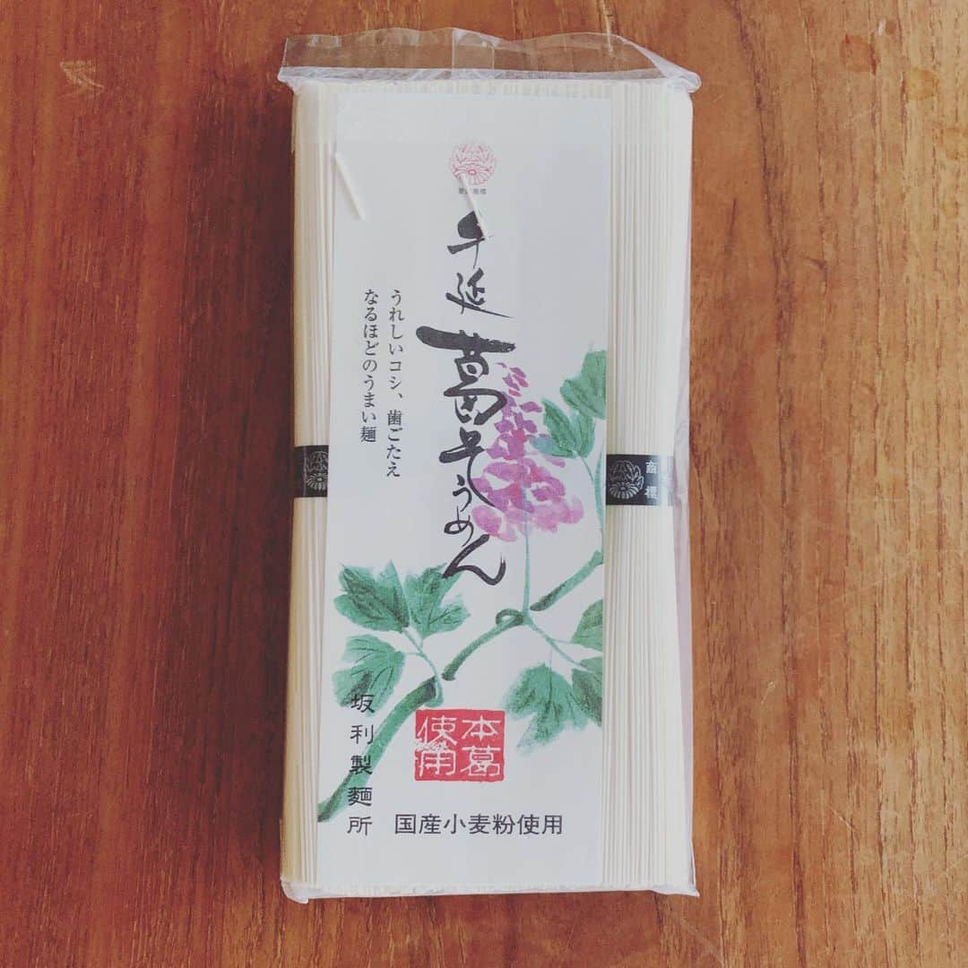 ワタナベマキさんのインスタグラム写真 - (ワタナベマキInstagram)「梅雨は明けたのかな？ 14、5年前、雑誌「Linkaran」の取材で奈良の葛入り素麺のお店に伺い、葛素麺とたっぷりの薬草の天ぷらを食べさせてもらいました。暑い夏を越すには、この素麺が欠かせない。葛入りなので、ツルッと、ツルッと美味しいのです。」7月28日 14時07分 - maki_watanabe