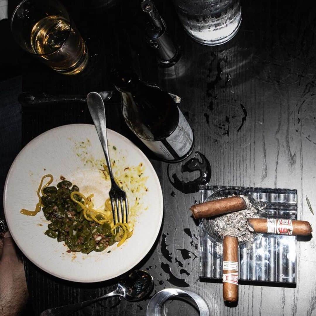 ファボラスさんのインスタグラム写真 - (ファボラスInstagram)「Went up to the @defjam office to explain how i got into a Shootout in the Summertime for the 3rd time... So after i played couple joints & they yellow tape’d the office, we went to strategize over a dinner table... Cigars, Red Wine, some of the best Fried Chicken Bites i’ve ever had & a new mixtape.. Thanks to the Def Jam team & my brother @shawnpecas the Def Jam legend for stopping thru!!」7月28日 14時20分 - myfabolouslife