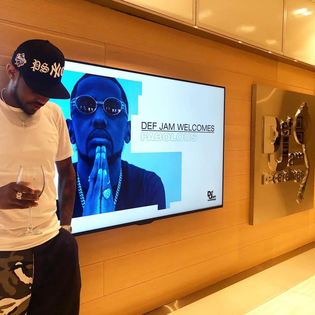 ファボラスのインスタグラム：「Went up to the @defjam office to explain how i got into a Shootout in the Summertime for the 3rd time... So after i played couple joints & they yellow tape’d the office, we went to strategize over a dinner table... Cigars, Red Wine, some of the best Fried Chicken Bites i’ve ever had & a new mixtape.. Thanks to the Def Jam team & my brother @shawnpecas the Def Jam legend for stopping thru!!」