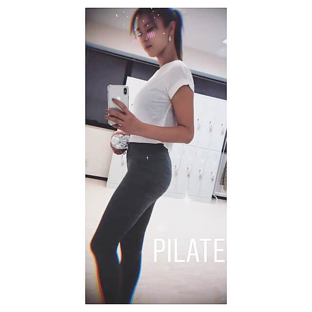 赤松悠実さんのインスタグラム写真 - (赤松悠実Instagram)「#pilates 今月から通いだしてハマっているピラティス🧘‍♀️ ホットヨガでピラティスもうけていたり、 @beaute_diet さんのトレーニングも受けたりして 合うなとは思っていましたが、ついにスタジオ入会🙌 #pilatesstudiotou  先生もみんな綺麗で毎回意識上がります。 スタジオのデザインとか雰囲気も大好きで 週2.3回は通ってる😋 始まる前に時間があるときは自由に体ほぐしたり🌿 カラダとココロを鍛えます👍 #トレーニング #筋トレ #ピラティス #yoga  #ダイエット #diet #食べて痩せる #運動」7月28日 14時15分 - akamatsuyuumi