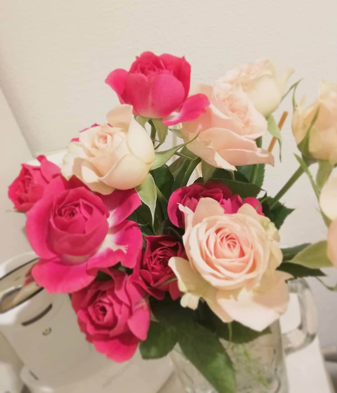杉山由紀子のインスタグラム：「お花のある生活がすき💗 * 必ず生きてる植物をおうちにおいてます✨✨ * * 食べ物も、お部屋の空間もなんでもいいわけじゃない！！！ * 全部完璧には無理だけど少しのこだわりは持ちたい💗 * * 最近お花に興味がわいてやばい♪♪ * * #お花 #flower #大好き #幸せな時間 #お部屋 #居心地 #大事 #学び #新しく学びたい欲」