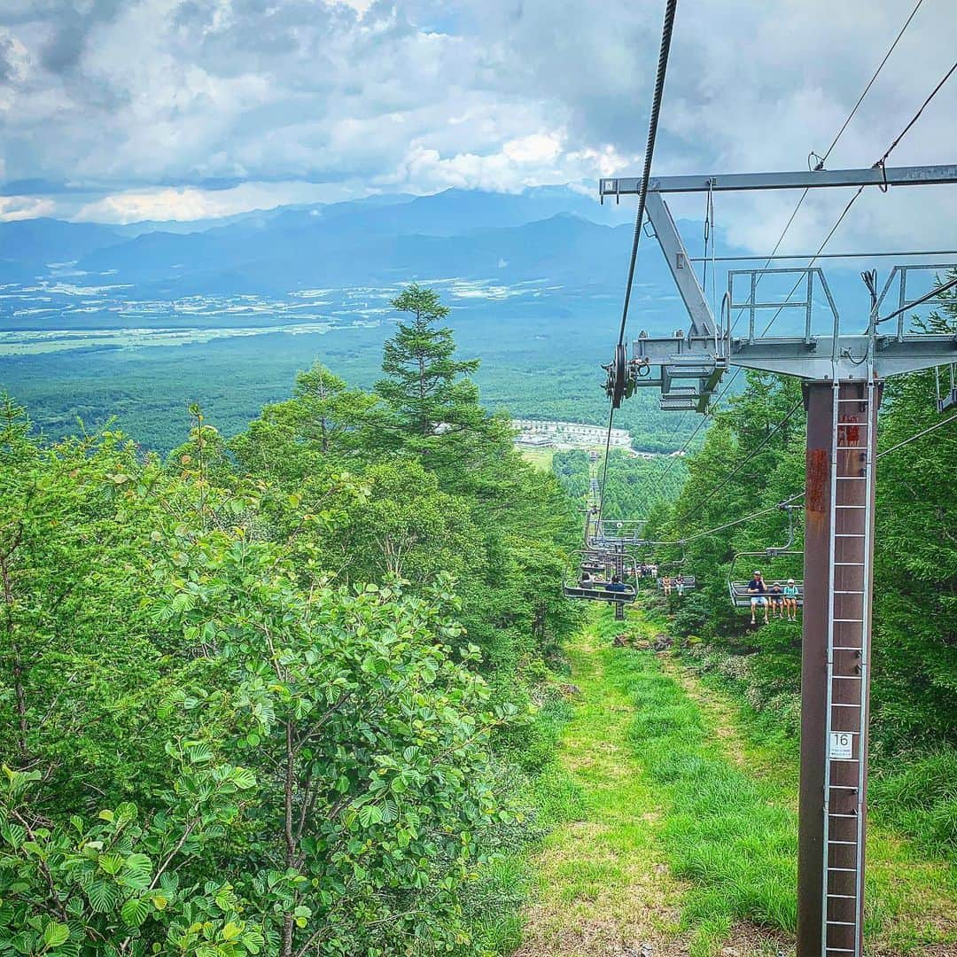 田中幸さんのインスタグラム写真 - (田中幸Instagram)「天気見て、サクっと予定決めて リフトで1,920mの山の上へ  登山口の下見も兼ねて⛰ アウトドアが好きな 山好き家族  天候に左右されるコトを 楽しむのが得意🤙  雲が濃くなり 速攻で下山  #清里テラス  #今夜から仕事で別の山へ #山はしご #ゲレンデハシゴ #KEENAMBASSADOR #KEENJAPAN #KEEN」7月28日 14時37分 - sachitanaka