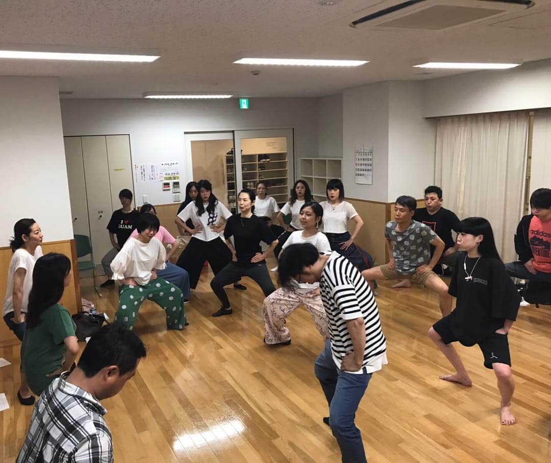相馬有紀実さんのインスタグラム写真 - (相馬有紀実Instagram)「舞台『200億の電波』の稽古はじめはロングプレスから。 ロングプレスというかこの体勢が辛い（笑）！！ そして激写されていた。 稽古風景初写真がこれです。  舞台ぜひ見にきてちょ✴︎ お知り合いの方は個人連絡下さいー！ そうでない方はカンフェティからぜひぜひお願いします♪備考欄に相馬有紀実と書いてもらうと相馬喜びます！ #200億の電波  #舞台 #出演」7月28日 14時31分 - yukimi_soma