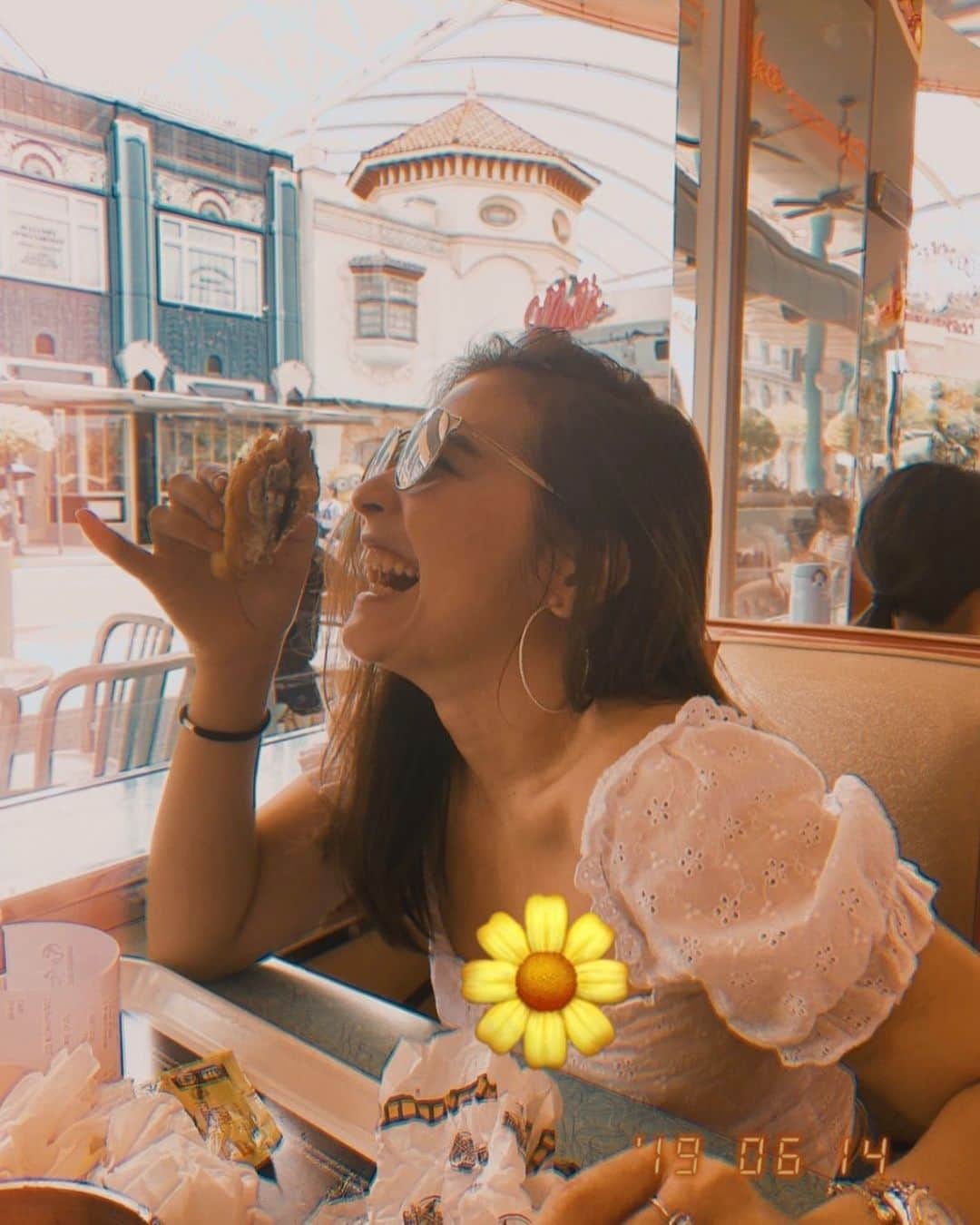 Prilly Latuconsinaさんのインスタグラム写真 - (Prilly LatuconsinaInstagram)「Me after i finished my exams in the middle of hectic shooting schedule! I SURVIVED! Cheers!  #Whereismyburger  #letshavefun」7月28日 14時32分 - prillylatuconsina96