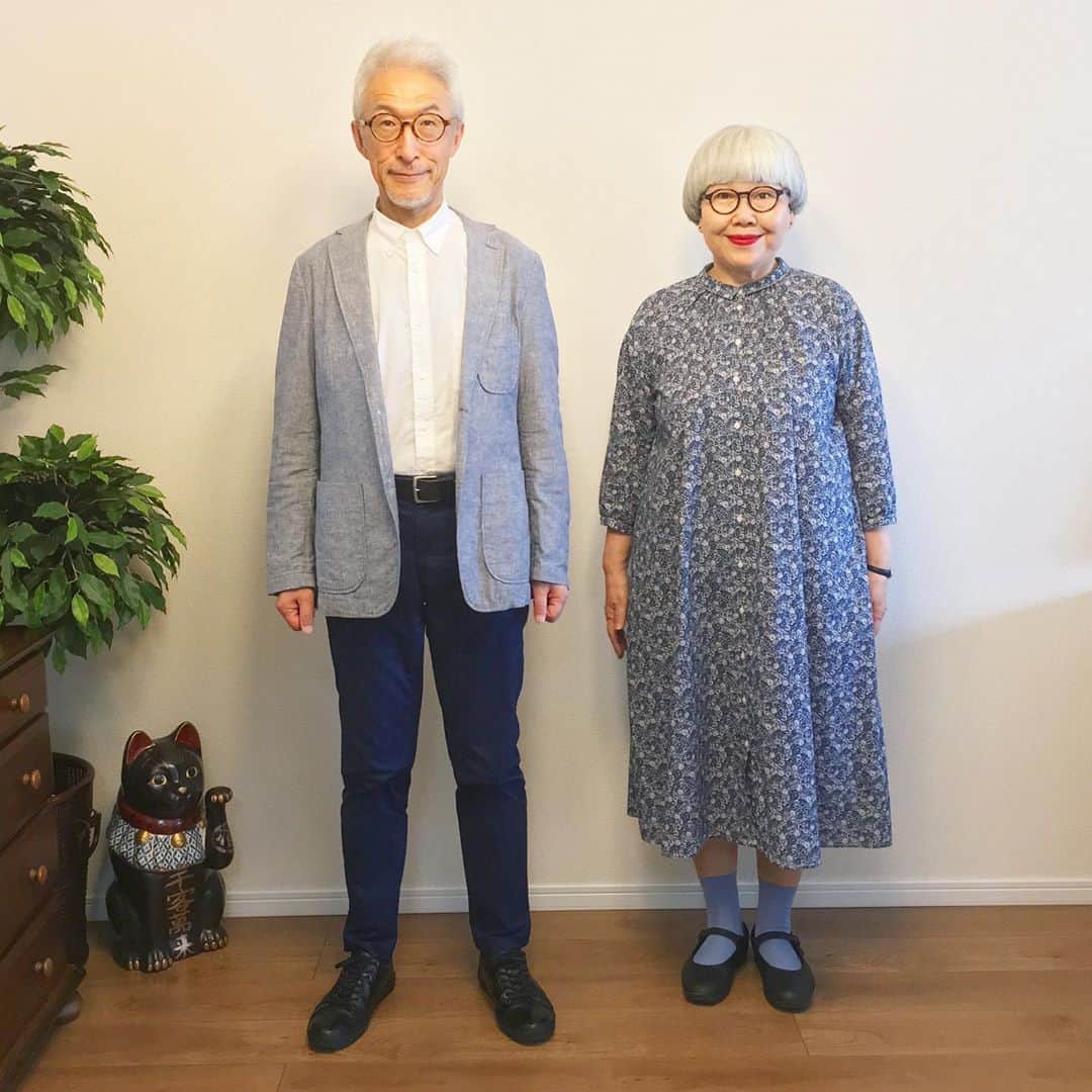 のインスタグラム：「朝からグングン気温が上がった今日、教会の御ミサへ⛪️ 仙台の街は、いろいろなイベントが開催されていて、多くの人出で賑わっていました。 ・ ponは珍しい花柄ワンピース。数年前にZOZOTOWNのセールで買ったSM2のものです。 bonは暑くてジャケットは脱いでいました💦 2枚目: この夏ハマっているパピコのシチリアレモン🍋スーパーでは売り切れ続出で、見つけると買い置きしています。 お気に入りのインディゴブルーの器は「暮品」 @cla_cina さんからお迎えしたものです💙 ・ ・ #花柄ワンピース #日曜日コーデ #真夏日 #夫婦 #60代 #ファッション #コーディネート #リンクコーデ #夫婦コーデ #グレイヘア #白髪 #共白髪 #couple #over60 #fashion #coordinate #instafashion #instagramjapan #greyhair #bonpon511」