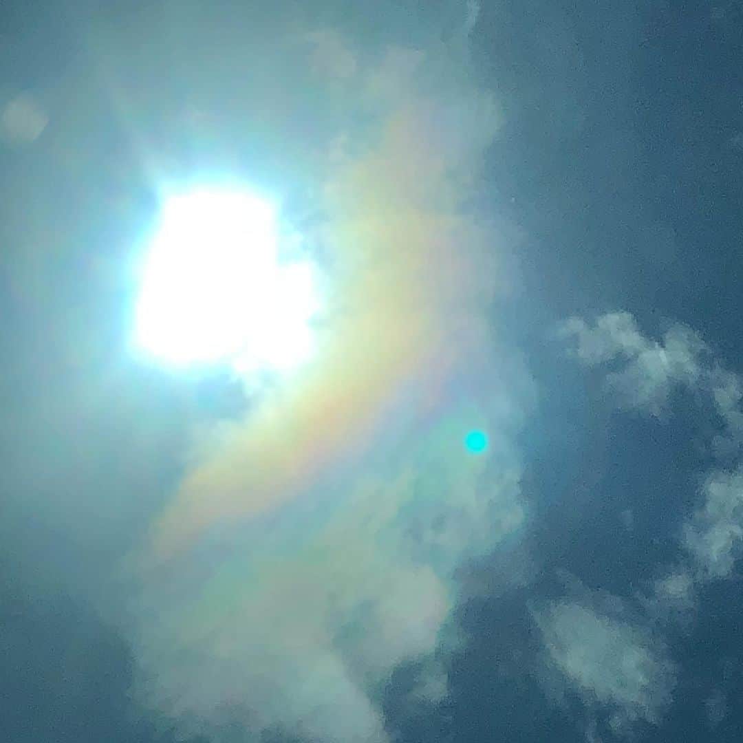 千吉良恵子さんのインスタグラム写真 - (千吉良恵子Instagram)「#太陽の近くに #虹🌈の雲 #彩雲 #綺麗 #太陽と雲のコラボ #空が好き」7月28日 14時35分 - chigirakeiko