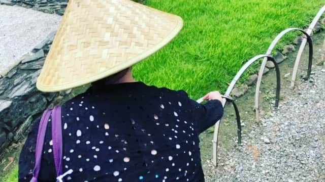 のインスタグラム：「天気の子☀️ もといっ‼️ 田舎の子。 . . 先日の岸和田城にて、おっきなトンボが居たので、捕まえてみました~✨ . . 田舎出身の私は、トンボを見ると、捕まえたくなるんです🤗 . くるくる🌀すると本当に油断するんだよね‼️ . トンボも一緒に顔をくるくる🌀回すんだよ！ . . . #田舎の子 #トンボ #ハンターの血が騒ぐ」