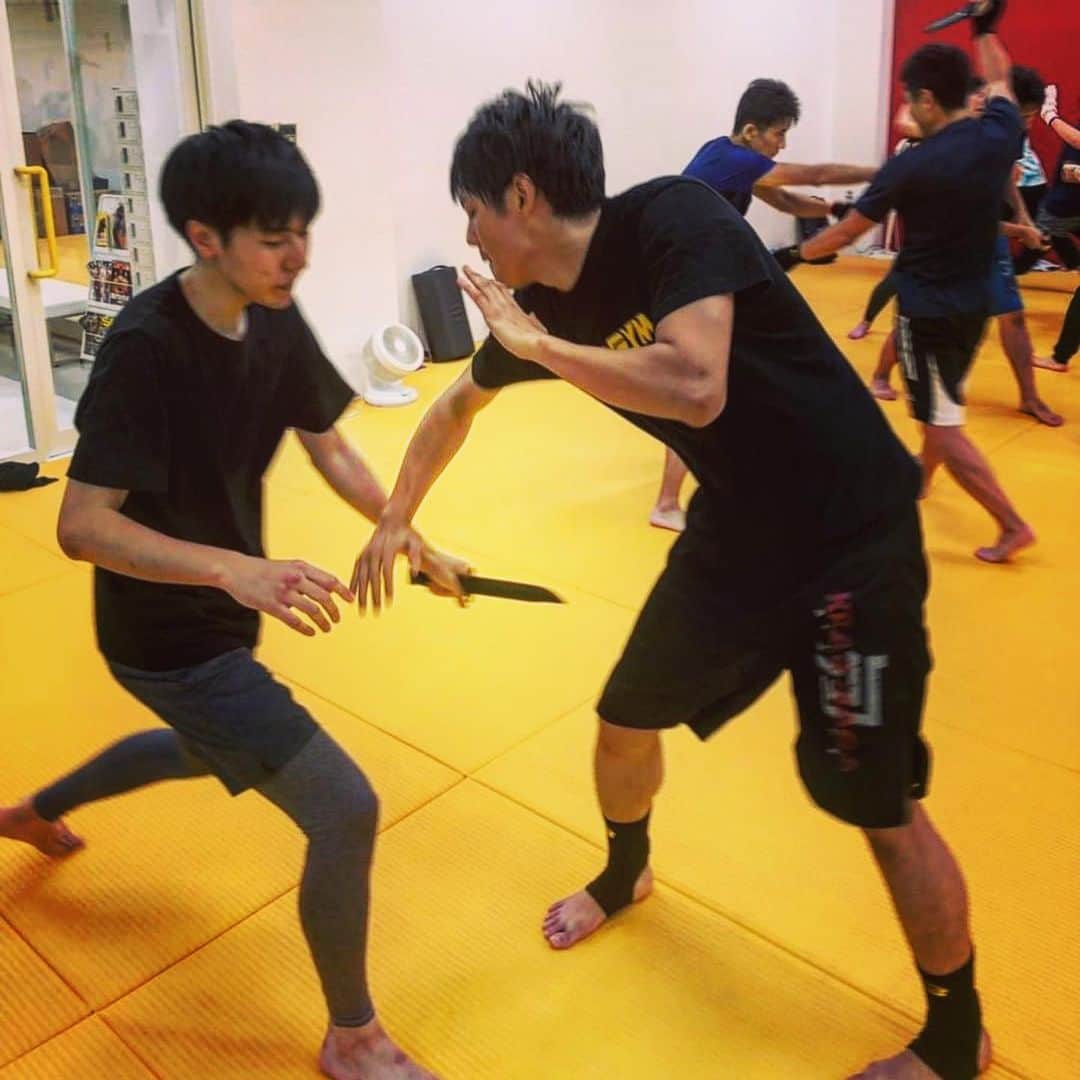 長田成哉のインスタグラム：「ナイフスタブのディフェンス→パンチラッシュから左右へロールしてまたラッシュ→燃え尽きたオサダ  #workout #gym #kravmaga #selfdefense #この回転はデスロールと呼ぶべき #徳山先生が途中から笑いながら右左言う #腕が上がらない」