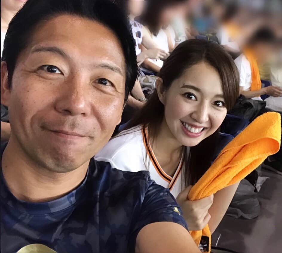 阿部智帆のインスタグラム：「🥳 . ポストゲームショーの放送がないため 試合前の放送後、すぐにスタンドへっ⚾️ 観戦中でーす✌️ . 初回から最高っ😆❣️ . . #TOKYOGIANTS #tokyogiants #プレポスファミリー」