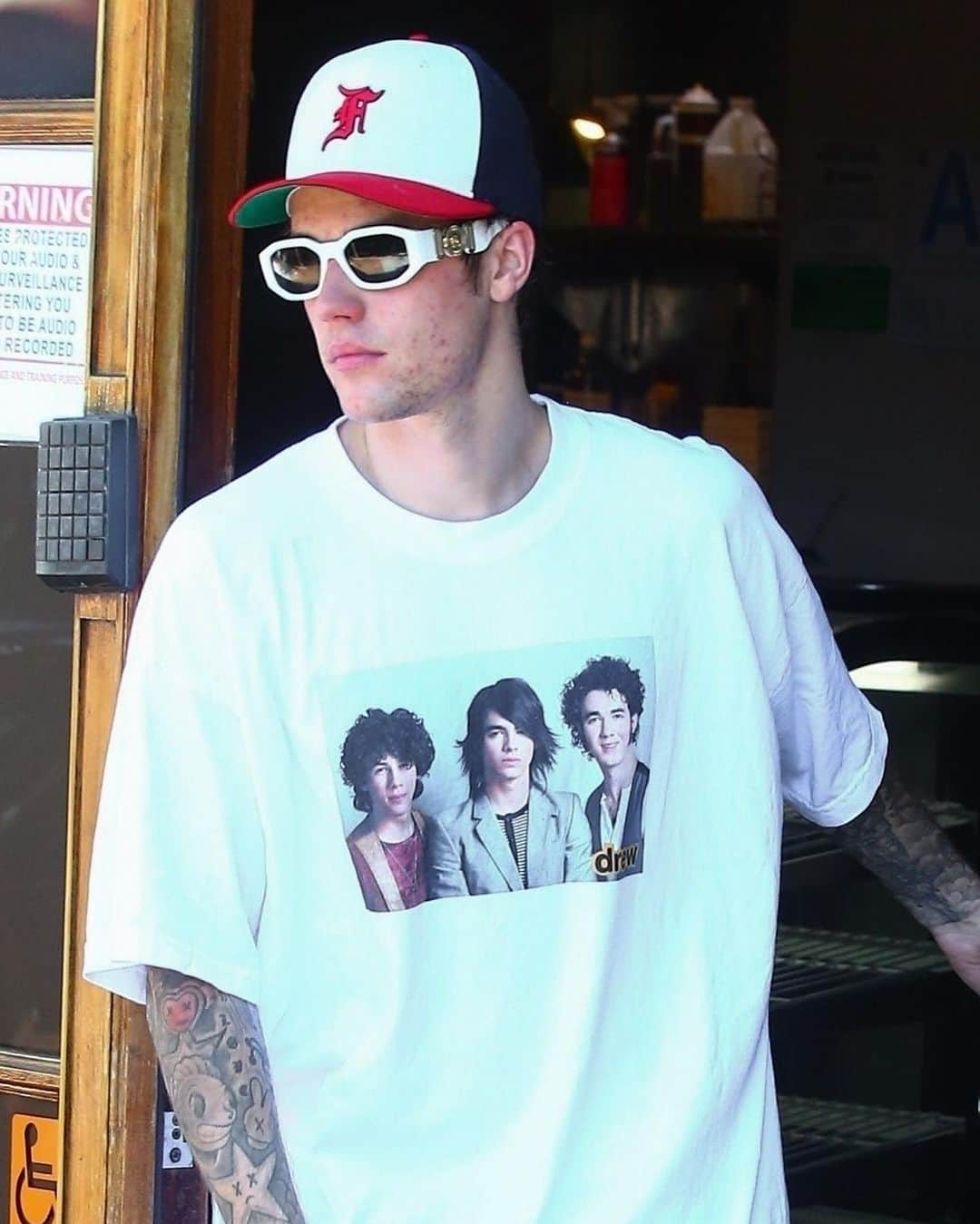 Just Jaredさんのインスタグラム写真 - (Just JaredInstagram)「@justinbieber shows his support for the @jonasbrothers while stepping out for the day with wife @haileybieber! #JustinBieber #HaileyBieber #JonasBrothers Photos: Backgrid」7月28日 14時48分 - justjared