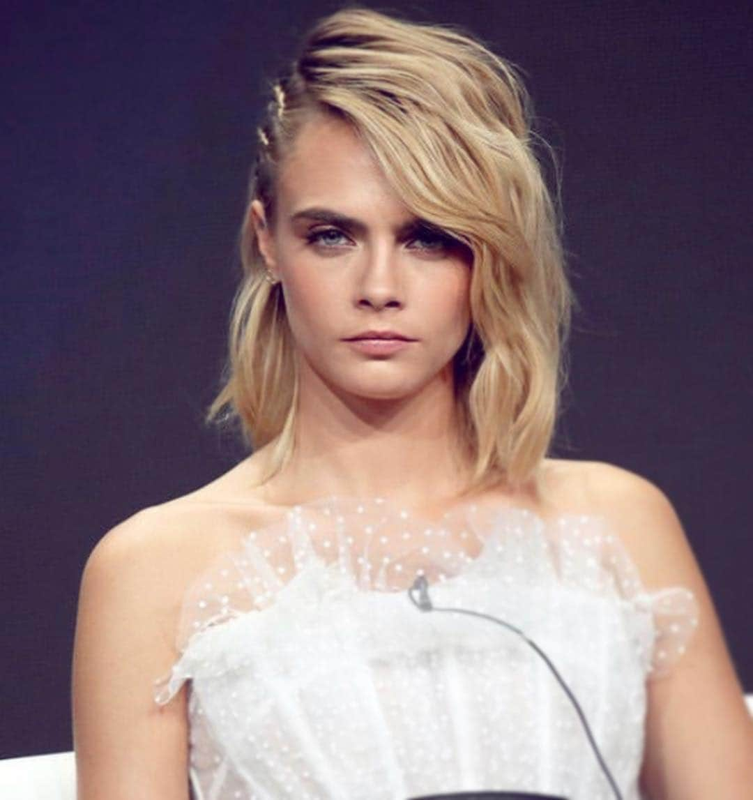 マラ・ロザックさんのインスタグラム写真 - (マラ・ロザックInstagram)「✨Angel face #CaraDelevingne with a long textured bob & a couple braids✨Promoting her new show @carnivalrow @amazonstudios」7月28日 14時48分 - mararoszak