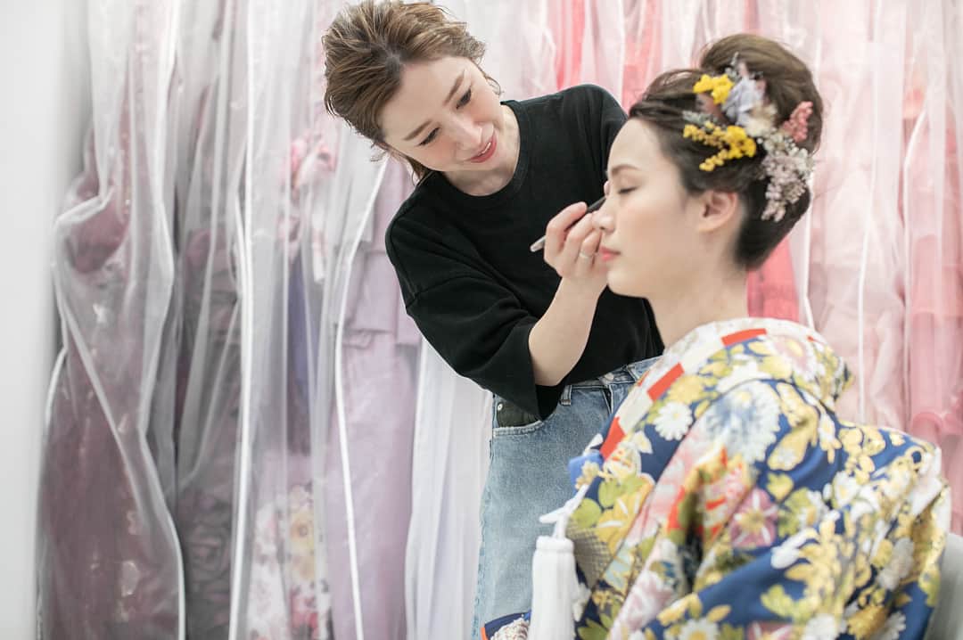 のインスタグラム：「＊ 全国の花嫁から絶大な人気を誇る ヘアメイクアーティスト “Rumiさん"@ru0711と ラヴィファクトリーとの スペシャル・コラボ企画が この夏誕生します☆ . ラヴィファクトリー福岡: @fukuoka_laviephotography  Photographer: @kazuki__ikeda  ヘアメイク:@ru0711 AREA:JAPAN,FUKUOKA . お気軽にお問合せくださいませ☺️ · #laviefactory #laviefactoryfukuoka #ラヴィファクトリー #ラヴィファクトリー福岡 #生きる写真 #ハートのある写真 #前撮り #結婚式 #結婚式準備  #洋装前撮り  #和装前撮り #フォトレイト #ウェディングニュース #プラコレ  #ウェディングフォト #weddingphoto #wedding #プレ花嫁応援し隊 #ウェディングソムリエ #2019夏婚 #2019秋婚 #ファインダー越しの私の世界 #写真好きな人と繋がりたい」