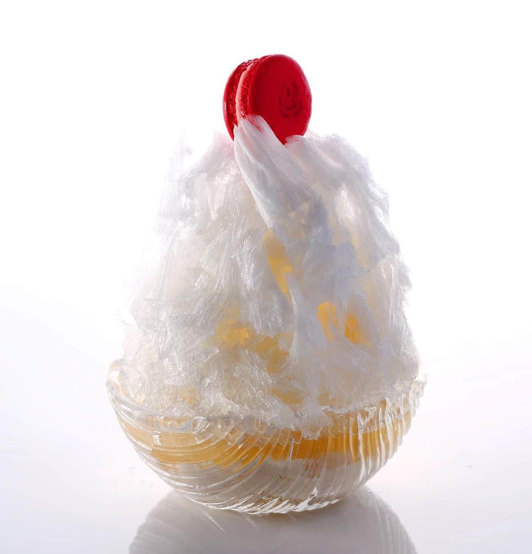 のインスタグラム：「Cotton candy-like soft "Kakigori", or shaved ice, made with natural spring water from Nikko, is complemented with lychee syrup, fresh lychee, mascarpone cheese, and blancmange. ﻿ (KATO'S DINING & BAR,  2p.m.-5p.m.)﻿ ﻿ 今年の新作かき氷『ブランマンジェ』。﻿ 日光天然氷の下に、老舗和菓子店「船橋屋」の「くず餅乳酸菌®」入りブランマンジェ、ライチ、マスカルポーネチーズクリーム、ライチシロップをたっぷりとかけ、バラ香る「レッドローズマカロン」をトッピング。﻿ (KATO'S DINING & BAR, 14:00～17:00)  #サツキかき氷 #ブランマンジェ #かき氷 #スイーツかき氷 #日光天然氷 #天然氷のかき氷 #マスカルポーネチーズ #ライチ #マカロン #赤坂 #ホテルニューオータニ #kakigori #japaneseshavedice #shavedice #katosdiningandbar #macaron #perfectforsummer #forbestravelguide #SummerStars #tokyo #akasaka @hotelnewotanitokyo」