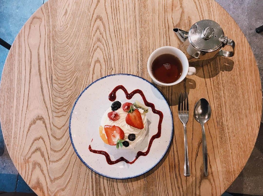 のインスタグラム：「🇮🇪アイルランド🇮🇪﻿ ﻿﻿﻿﻿﻿ 📍Woodstock﻿ ﻿﻿﻿﻿﻿ —————﻿﻿﻿﻿ 📷→iPhone﻿ 🖍→VSCO﻿ 加工前の写真は2枚目﻿﻿﻿﻿﻿ 加工の仕方は﻿3枚目にアップしてます✨﻿﻿﻿﻿﻿ ﻿—————﻿﻿﻿﻿ ﻿﻿﻿﻿ ダブリンで好きだったカフェの一つ。﻿ パブロアって見た目可愛くて無性に食べたくなる時があるんだけど、甘くって大抵は食べきれない…😂﻿ ﻿﻿﻿ #アイルランド旅行 #アイルランド #ダブリン #アイルランド生活 #アイルランドワーホリ #女子旅 #Ireland #Dublin #旅muse_Ireland #tabijyomap_Ireland #旅行好きな人と繋がりたい #ヨーロッパ旅行 #タビジョ #旅muse #旅スタグラム #カフェスタグラム﻿」