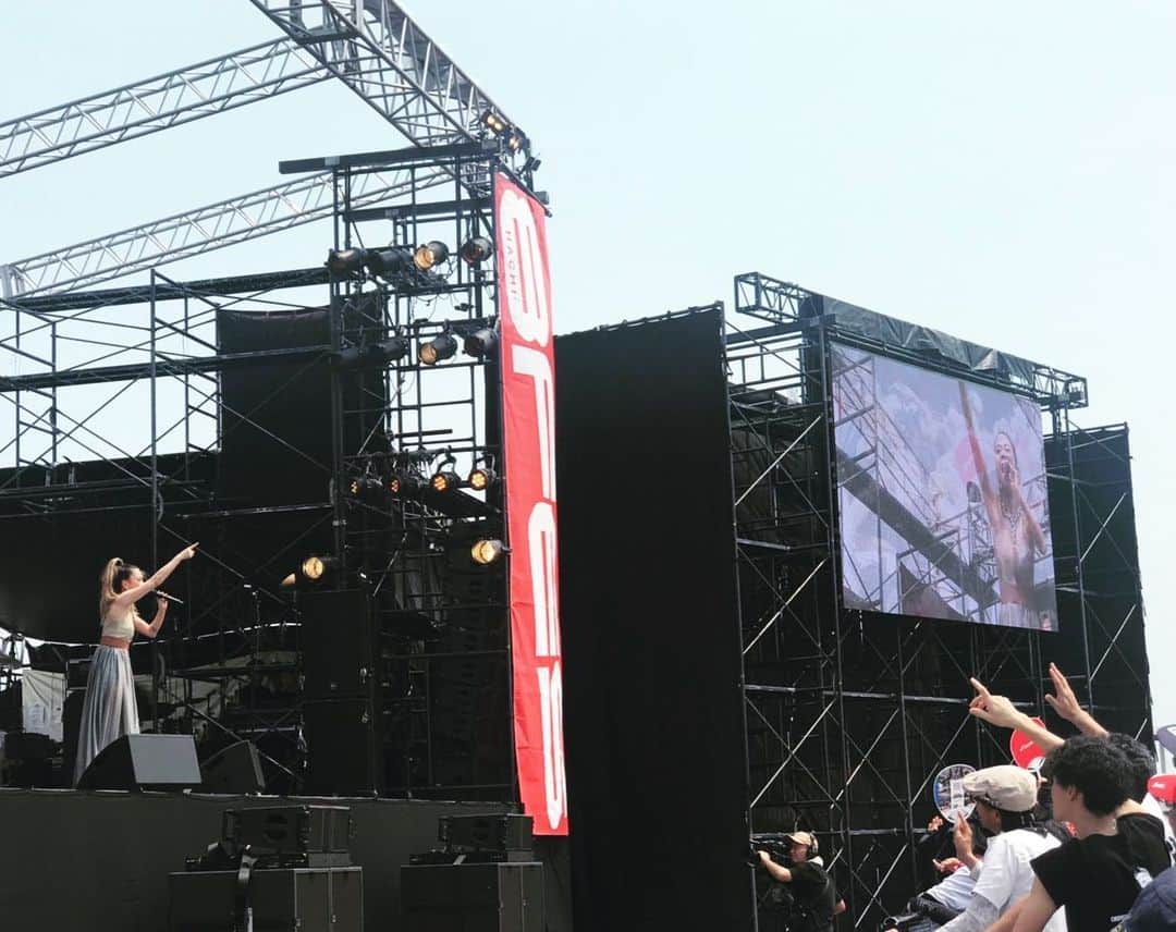 小柳ゆきのインスタグラム：「鈴鹿8耐8フェス！！ 暑い中、お客さんも元気に手を挙げてくれましたうれしい🤩 暑い中ありがとうございました〜！！！ . そして本日はお久しぶりのキーボード北村真奈美さんとDJ KATSUさんでした！！ 楽しかった〜😁 . . #鈴鹿8耐 #8フェス」