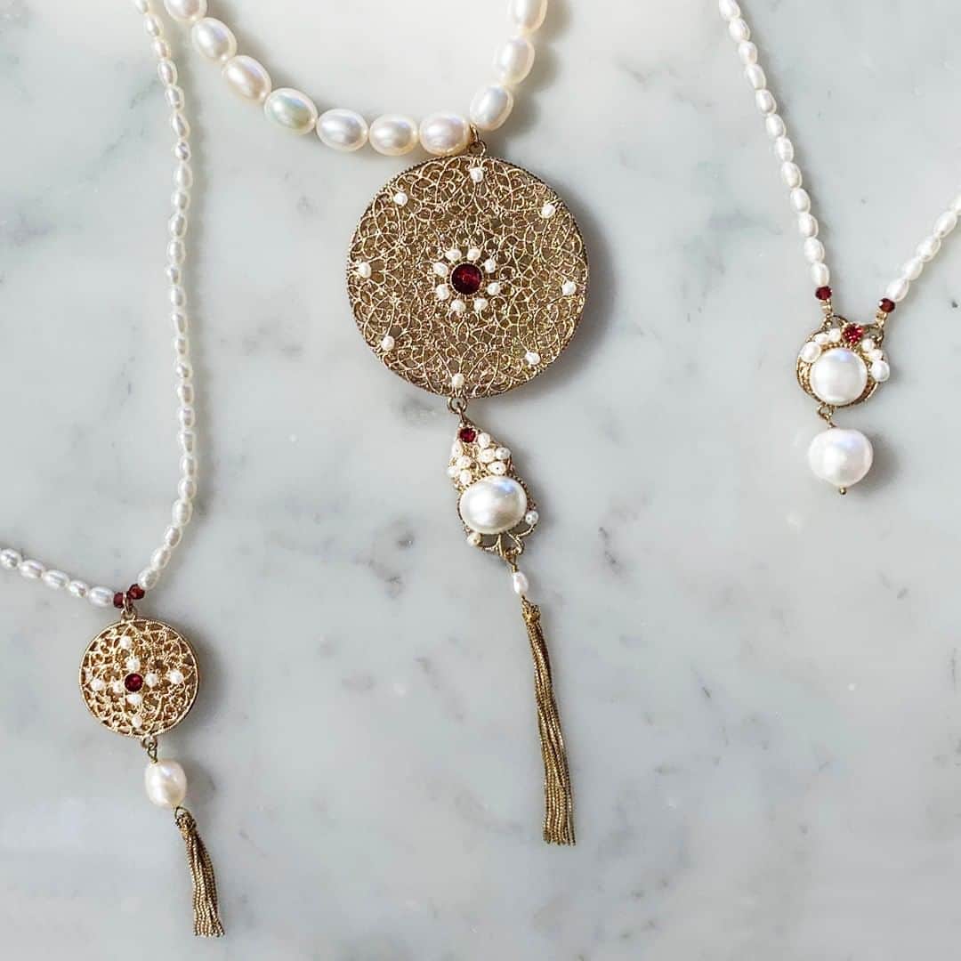 サテリットさんのインスタグラム写真 - (サテリットInstagram)「Perles du Japon, cristal Swarovski et pierres de grenat prêtent leur style glamour à ces colliers en métal doré à l'or fin. ⠀⠀⠀⠀⠀⠀⠀⠀⠀ ⠀⠀⠀⠀⠀⠀⠀⠀⠀ [Colliers Linda ]⠀⠀⠀⠀⠀⠀⠀⠀⠀ ⠀⠀⠀⠀⠀⠀⠀⠀⠀ #satelliteparis #bijoux #jewelry #collier#necklace #oneofakindjewelry #jewelrylovers #artisanjewelry #uniquejewelry #jewelryoftheday #jewelryofinstagram」7月28日 15時15分 - satelliteparis