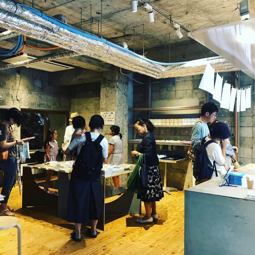 ひうらさとるさんのインスタグラム写真 - (ひうらさとるInstagram)「甲斐みのり「旅とアイスと温泉と」今日、明日開催でーす。美味しくかわいいアイスと、みのりグッズアンド著書をたくさんご用意しておりまーす。 #アイスの旅  #甲斐みのり #城崎mmm」7月28日 15時15分 - marikosatoru