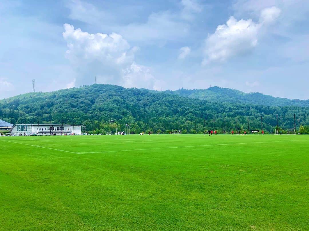 のインスタグラム：「今日はサンフレッチェの取材。 暑いけどイヤな暑さじゃない吉田サッカー公園。 日曜ということで大勢のサポーターがいらっしゃいました^ ^ 7月31日 vs川崎 8月3日(ピースマッチ)vs札幌です。 #サンフレッチェ広島 #取材 #sanfrecce」