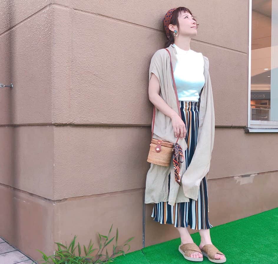 のインスタグラム：「* * * 今日のコーデ☻ ☑︎tops ▸▸▸#kobelettace ☑︎shirt ▸▸▸#UNIQLO ☑︎pants ▸▸▸#7things ☑︎bag ▸▸▸#kobelettace ☑︎earring ▸▸▸#bayflow * * * 気になっていた7thingsのパンツが届いたのでさっそく着てみました✭ こんなカラフルなパンツは初めてで、コーデしにくいかな？と思っていたけど、いろんな色が入っているから思っていたよりたくさん着回せそうだし、何より涼しくてラクちん𓂃 * * * 家族からこれ1着で夏っぽいしオシャレに見えるって言われて嬉しい♡ これからはこういうコーデも色々試してみよ𓅸 #今日のコーデ  #きょこ  #ママコーデ  #プチプラ  #韓国ファッション  #7things  #夏コーデ #uniqlo  #kobelettuce #sサイズコーデ  #150cm  #150cmコーデ  #おちびコーデ  #低身長コーデ」