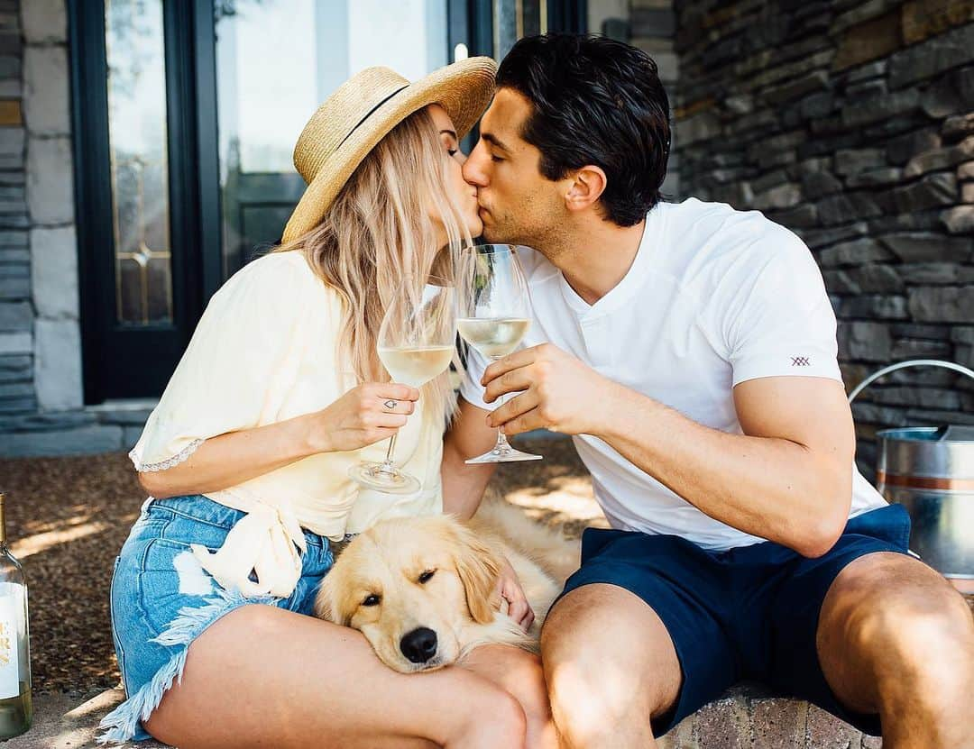 ケイトリン・ブリストーさんのインスタグラム写真 - (ケイトリン・ブリストーInstagram)「My man, my wine, and m.... OUR dog. 😂❤️#myworld . Thank you John from @flytographer for capturing some cute af moments. I still have a code if you guys want a gift card or $50 off a shoot!  As you know from my feed I use them for pretty much anything. They’re all over the world and create the best memories. Us Code kaitlynbristowe #Gifted #flytographer」7月29日 2時12分 - kaitlynbristowe