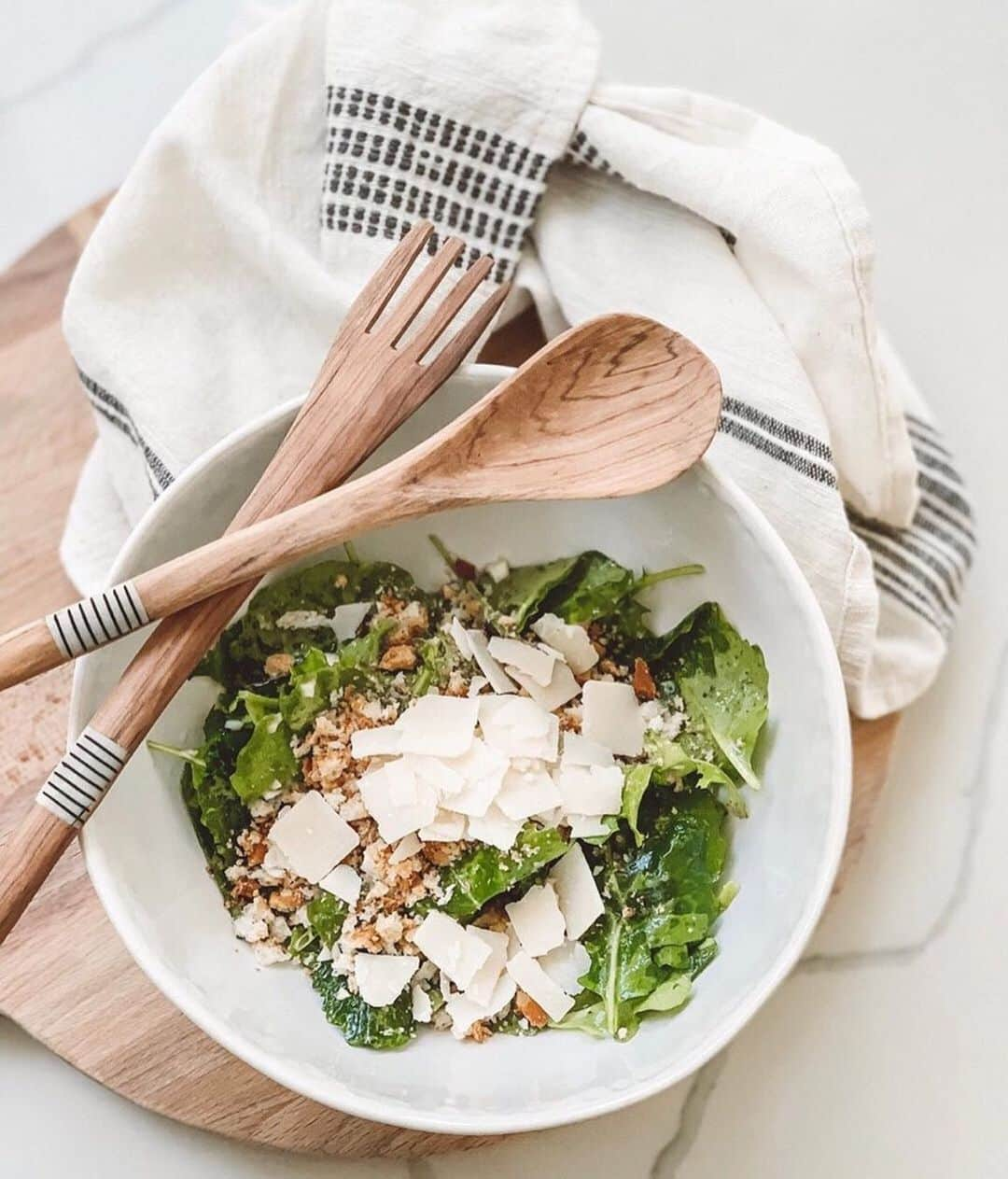 The Little Marketさんのインスタグラム写真 - (The Little MarketInstagram)「Add some style to your salad with our Striped Bone + Wood Serveware. Carved from olive wood and ethically sourced bone, this unique set is sure to be a dinner party favorite. 📷:@rachelserruyawilks」7月29日 2時15分 - thelittlemarket