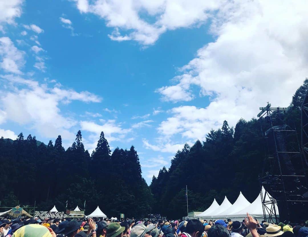 のインスタグラム：「フジロック2019最高だった。エルレ、アジカン、平沢進、トロイモア、怒髪天、銀杏、UMO、ハンガイ、PBMIB、ジェイソンムラーズ、ADAMat、、、色々最高すぎて、感想は明日書こう。#フジロック2019」