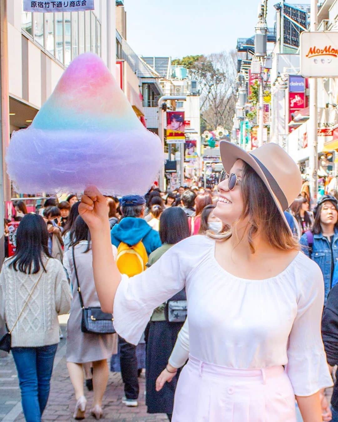 TOTTI CANDY FACTORYのインスタグラム：「😎🏳️‍🌈 Thank you for coming! ご来店ありがとうございます🥰 Photo by: @suitcaseandi #repost  #totticandy  #totticandyfactory  #rainbowcottoncandy #tokyo #harajuku #instagood」