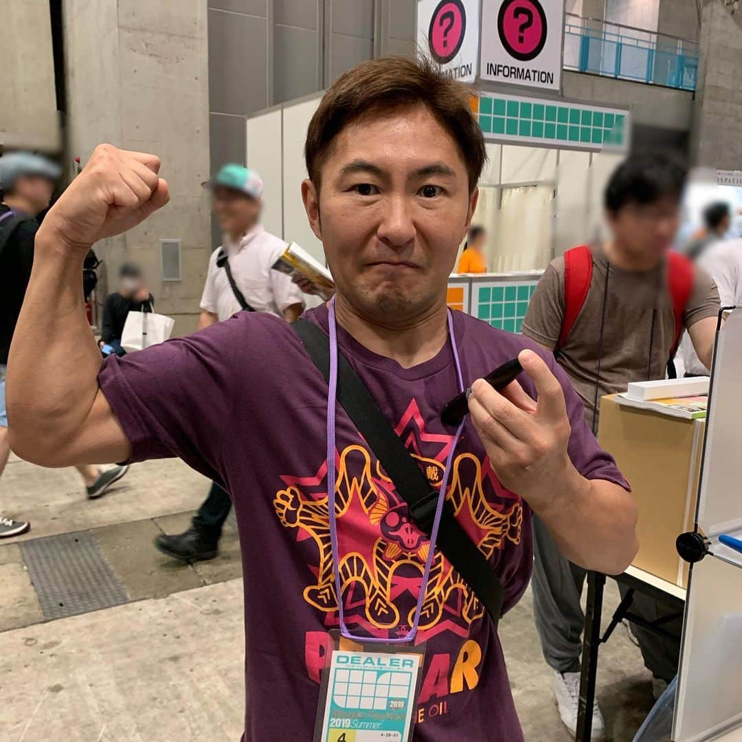 なべやかんさんのインスタグラム写真 - (なべやかんInstagram)「ワンフェス2019夏 ステルス田中雷工房さんのブースは楽しい。 毎回、最高のアホグッズが誕生している。 ビッグXの注射は針を刺す動作をするとバイブで体にブルブル感があり笑ってしまう。 ガムのヘルメット、MATのヘルメット、最高。 ウルトラクロス、欲しい！ ここにいると無邪気になれる。 ずっと遊んでいたい。 そして、自宅のショーケースをステルス田中雷工房さんのグッズで埋め尽くしたい。  近々連載誌でグッズ紹介も予定している。 田中さん、山本さん、角田さん、貴方達は最高のアホ集団ですよ。 素敵です、尊敬します。 そして、いつもありがとうございます😊  #ワンフェス2019夏 #ステルス田中雷工房 #マグマ大使 #ガム #ビッグx #帰ってきたウルトラマン #mat #MAT #モンスターアタックチーム #ウルトラクロス #なべやかん #なべやかんコレクション」7月29日 0時57分 - yakan_nabe