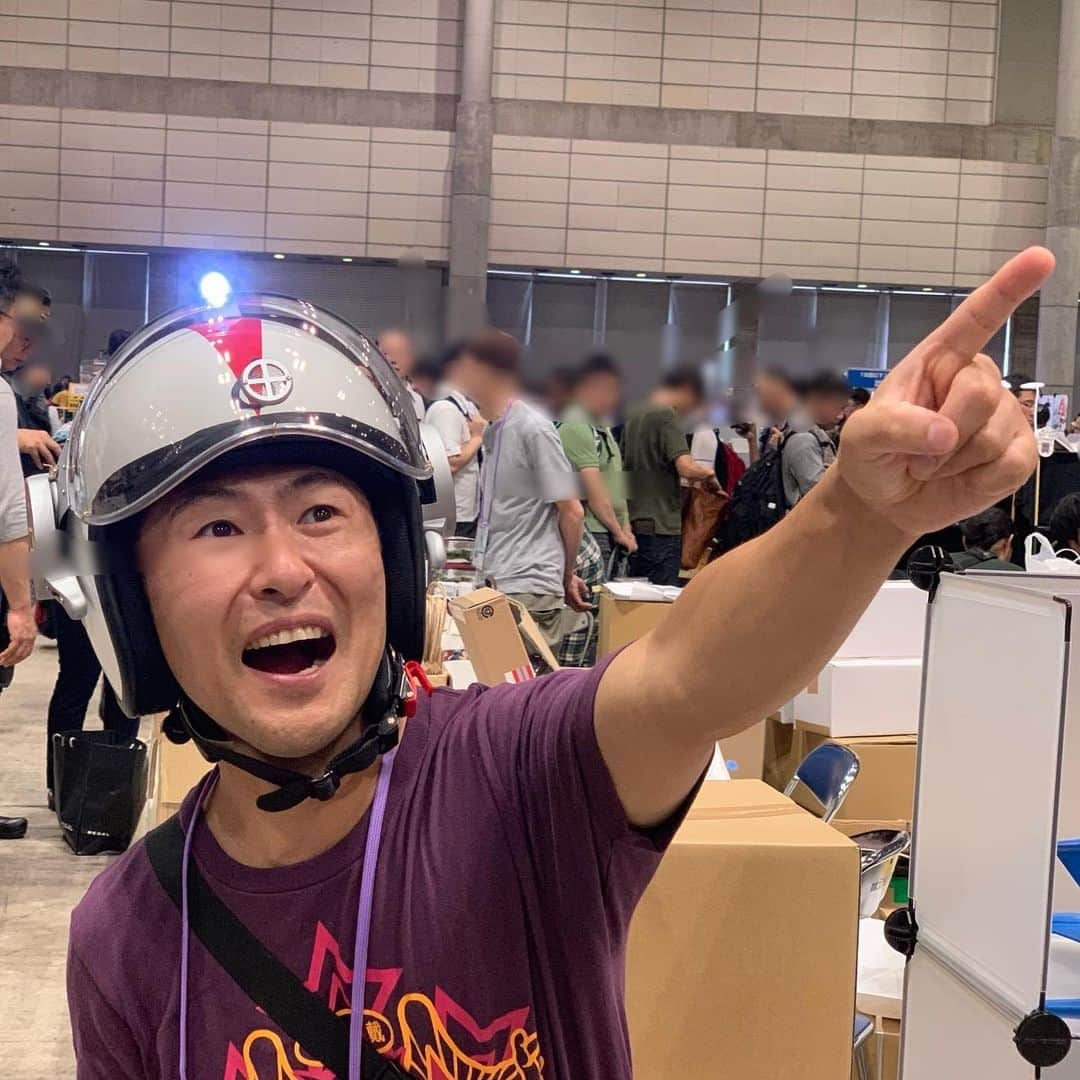 なべやかんさんのインスタグラム写真 - (なべやかんInstagram)「ワンフェス2019夏 ステルス田中雷工房さんのブースは楽しい。 毎回、最高のアホグッズが誕生している。 ビッグXの注射は針を刺す動作をするとバイブで体にブルブル感があり笑ってしまう。 ガムのヘルメット、MATのヘルメット、最高。 ウルトラクロス、欲しい！ ここにいると無邪気になれる。 ずっと遊んでいたい。 そして、自宅のショーケースをステルス田中雷工房さんのグッズで埋め尽くしたい。  近々連載誌でグッズ紹介も予定している。 田中さん、山本さん、角田さん、貴方達は最高のアホ集団ですよ。 素敵です、尊敬します。 そして、いつもありがとうございます😊  #ワンフェス2019夏 #ステルス田中雷工房 #マグマ大使 #ガム #ビッグx #帰ってきたウルトラマン #mat #MAT #モンスターアタックチーム #ウルトラクロス #なべやかん #なべやかんコレクション」7月29日 0時57分 - yakan_nabe