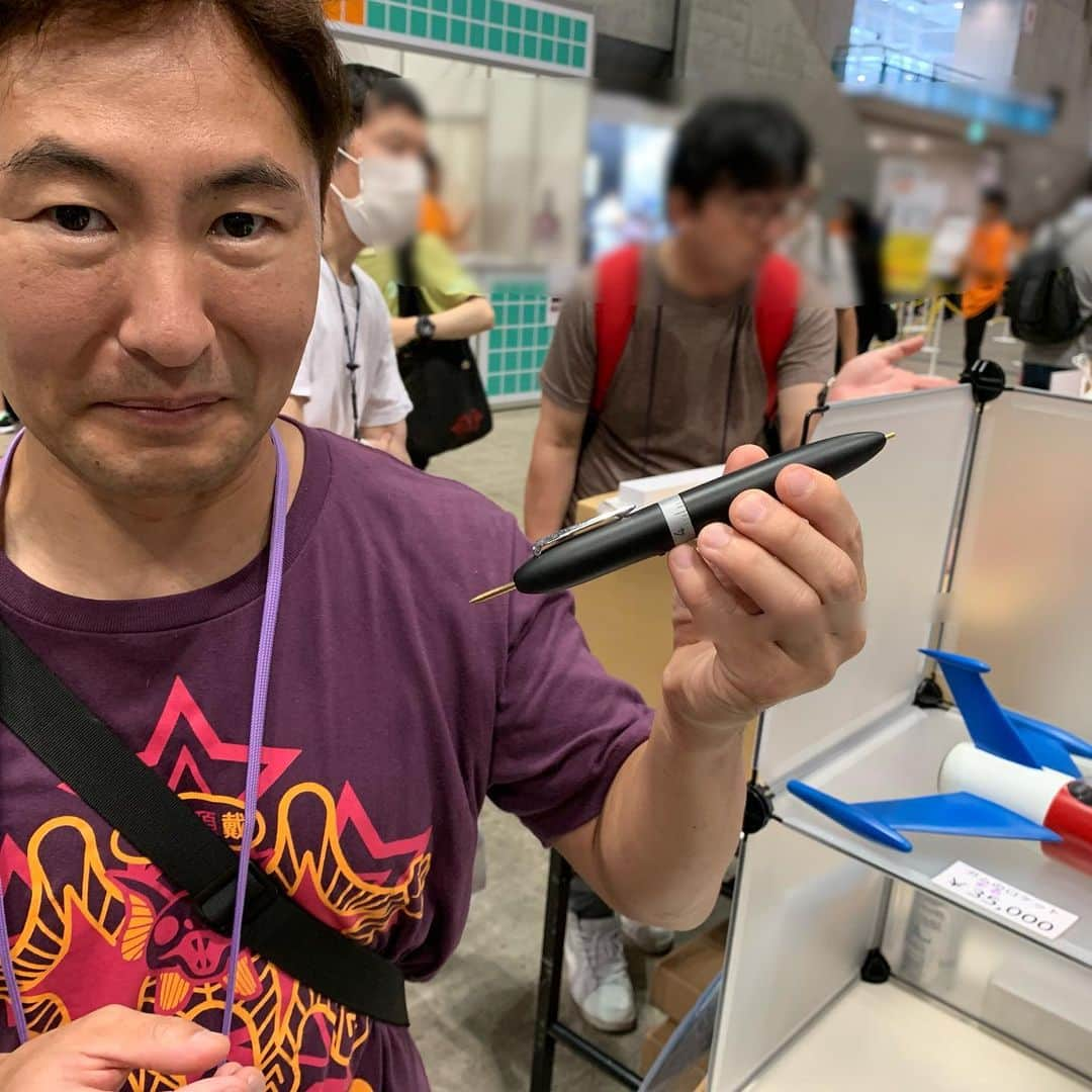 なべやかんさんのインスタグラム写真 - (なべやかんInstagram)「ワンフェス2019夏 ステルス田中雷工房さんのブースは楽しい。 毎回、最高のアホグッズが誕生している。 ビッグXの注射は針を刺す動作をするとバイブで体にブルブル感があり笑ってしまう。 ガムのヘルメット、MATのヘルメット、最高。 ウルトラクロス、欲しい！ ここにいると無邪気になれる。 ずっと遊んでいたい。 そして、自宅のショーケースをステルス田中雷工房さんのグッズで埋め尽くしたい。  近々連載誌でグッズ紹介も予定している。 田中さん、山本さん、角田さん、貴方達は最高のアホ集団ですよ。 素敵です、尊敬します。 そして、いつもありがとうございます😊  #ワンフェス2019夏 #ステルス田中雷工房 #マグマ大使 #ガム #ビッグx #帰ってきたウルトラマン #mat #MAT #モンスターアタックチーム #ウルトラクロス #なべやかん #なべやかんコレクション」7月29日 0時57分 - yakan_nabe