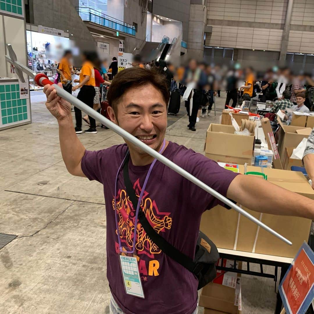 なべやかんさんのインスタグラム写真 - (なべやかんInstagram)「ワンフェス2019夏 ステルス田中雷工房さんのブースは楽しい。 毎回、最高のアホグッズが誕生している。 ビッグXの注射は針を刺す動作をするとバイブで体にブルブル感があり笑ってしまう。 ガムのヘルメット、MATのヘルメット、最高。 ウルトラクロス、欲しい！ ここにいると無邪気になれる。 ずっと遊んでいたい。 そして、自宅のショーケースをステルス田中雷工房さんのグッズで埋め尽くしたい。  近々連載誌でグッズ紹介も予定している。 田中さん、山本さん、角田さん、貴方達は最高のアホ集団ですよ。 素敵です、尊敬します。 そして、いつもありがとうございます😊  #ワンフェス2019夏 #ステルス田中雷工房 #マグマ大使 #ガム #ビッグx #帰ってきたウルトラマン #mat #MAT #モンスターアタックチーム #ウルトラクロス #なべやかん #なべやかんコレクション」7月29日 0時57分 - yakan_nabe