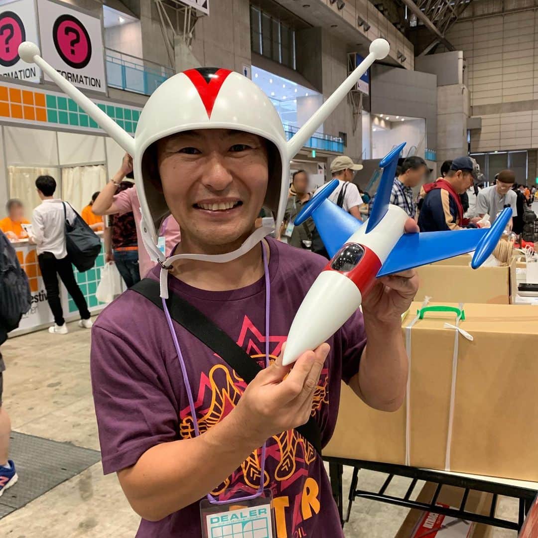 のインスタグラム：「ワンフェス2019夏 ステルス田中雷工房さんのブースは楽しい。 毎回、最高のアホグッズが誕生している。 ビッグXの注射は針を刺す動作をするとバイブで体にブルブル感があり笑ってしまう。 ガムのヘルメット、MATのヘルメット、最高。 ウルトラクロス、欲しい！ ここにいると無邪気になれる。 ずっと遊んでいたい。 そして、自宅のショーケースをステルス田中雷工房さんのグッズで埋め尽くしたい。  近々連載誌でグッズ紹介も予定している。 田中さん、山本さん、角田さん、貴方達は最高のアホ集団ですよ。 素敵です、尊敬します。 そして、いつもありがとうございます😊  #ワンフェス2019夏 #ステルス田中雷工房 #マグマ大使 #ガム #ビッグx #帰ってきたウルトラマン #mat #MAT #モンスターアタックチーム #ウルトラクロス #なべやかん #なべやかんコレクション」