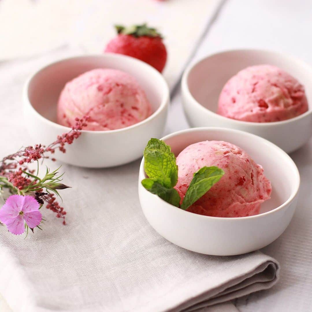 Yonanasさんのインスタグラム写真 - (YonanasInstagram)「Our favorite way to complete a beautiful summer day is with some Strawberry “Ice Cream”! This guilt-free version is made with JUST 🍓strawberries & 🍌bananas!⠀ ⠀ Click the link in our profile to see how.」7月29日 0時58分 - yonanas